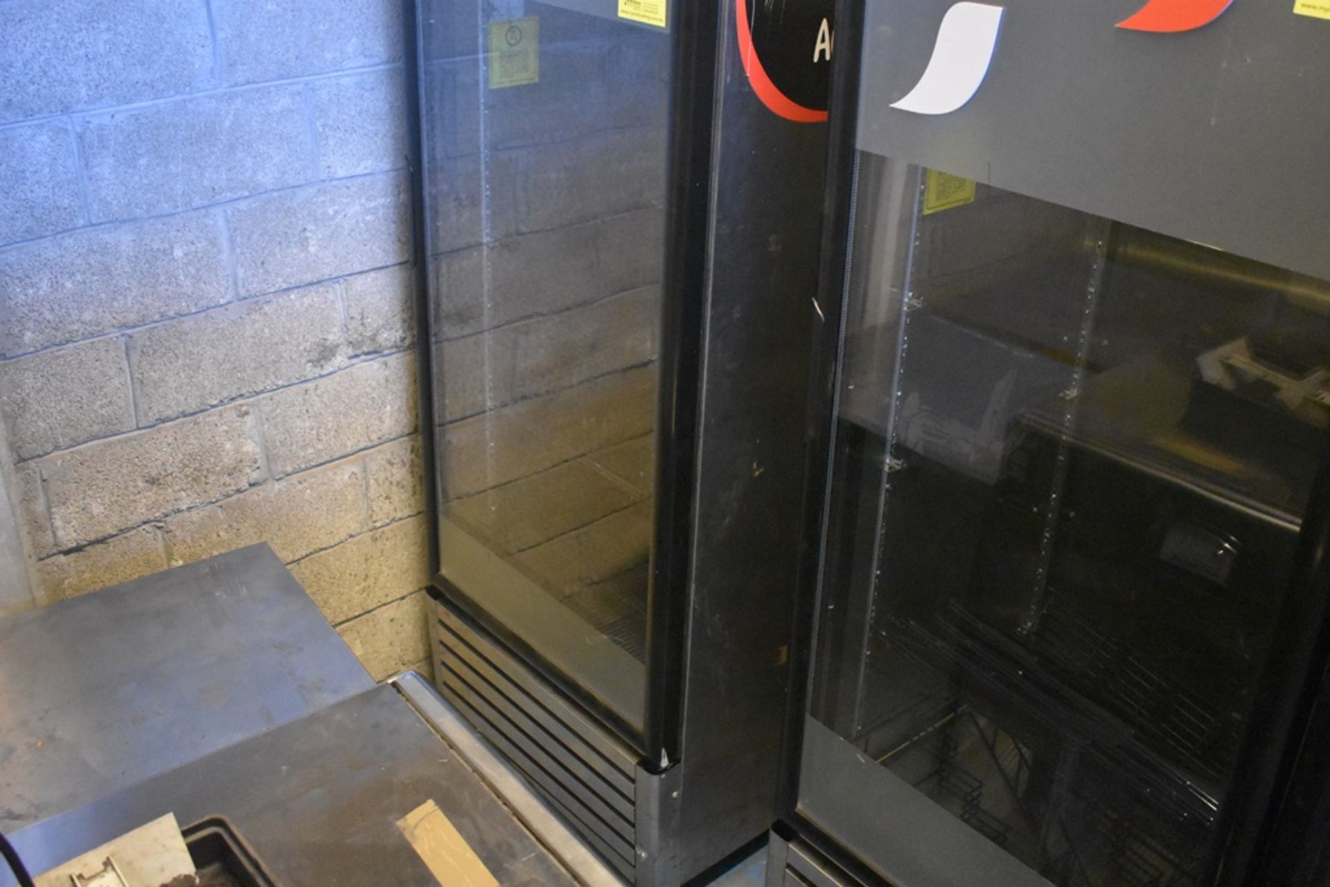 Refrigerador exhibidor con puerta de cristal marca Imbera, Modelo: G319CBMAD - Image 2 of 11