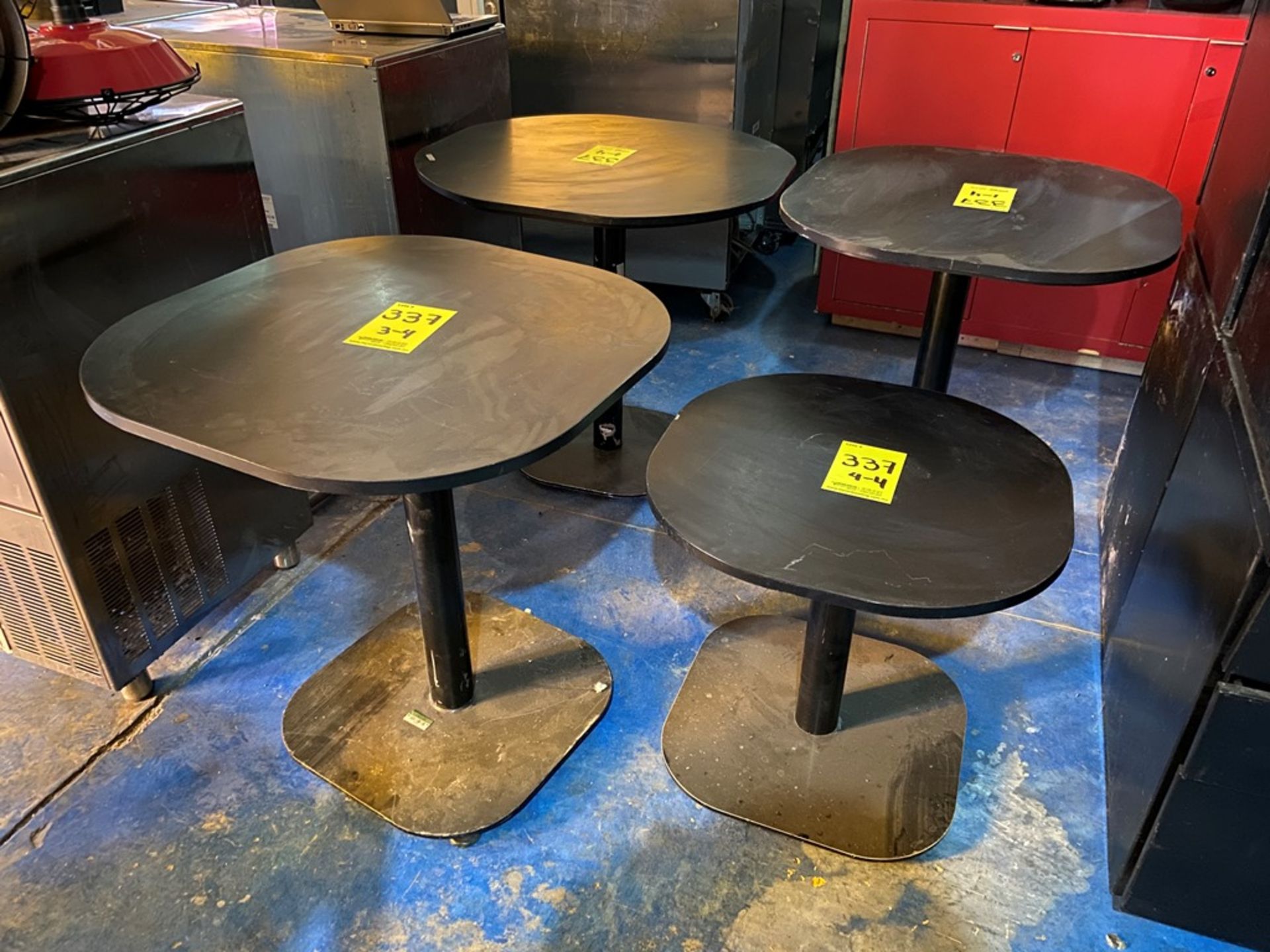 Cuatro mesas cuadradas en melamina con estructura metálica - Image 4 of 7