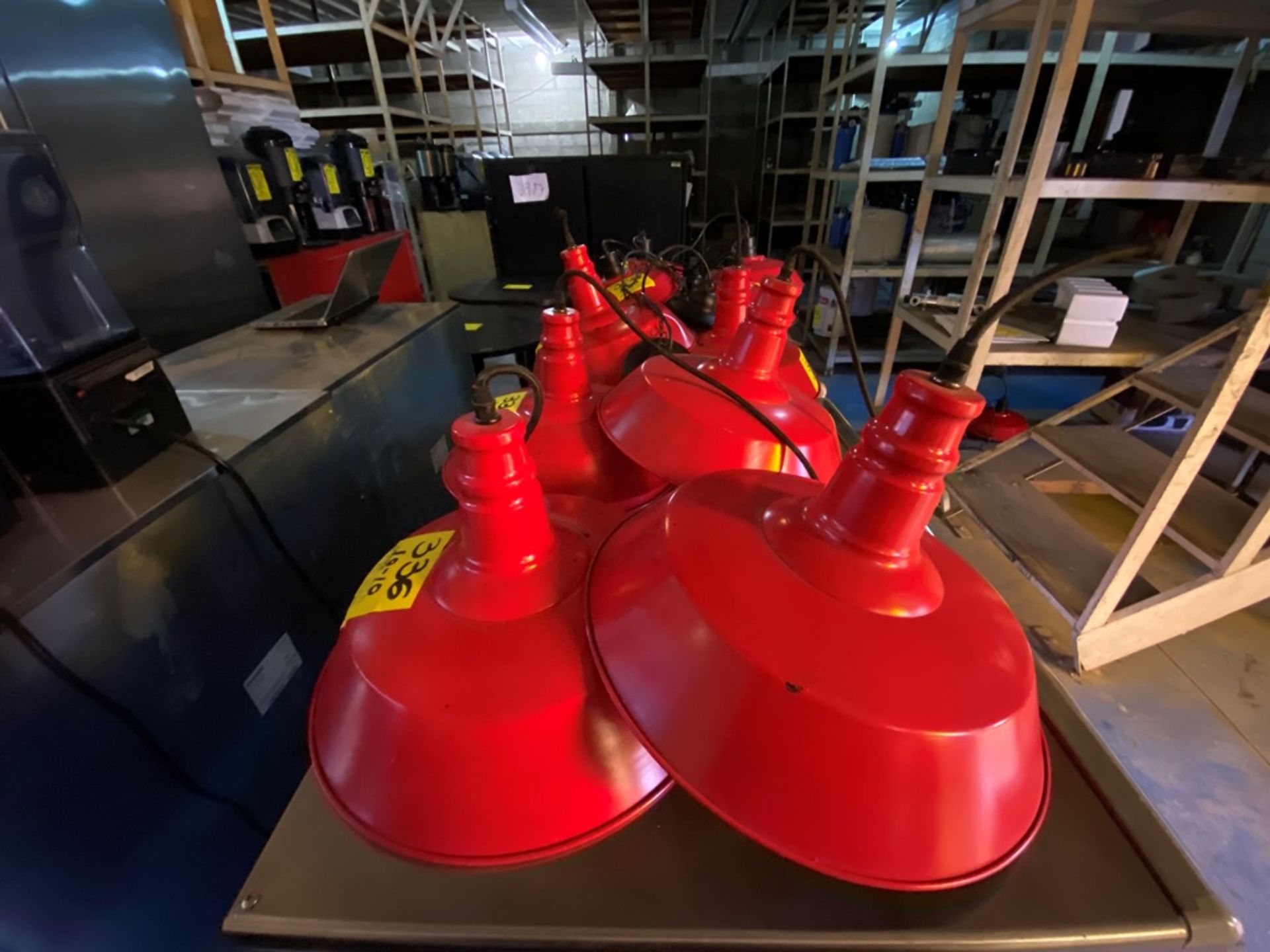 10 lámparas colgantes en color rojo sin foco. Activo: 004019. Favor de inspeccionar. - Image 6 of 9