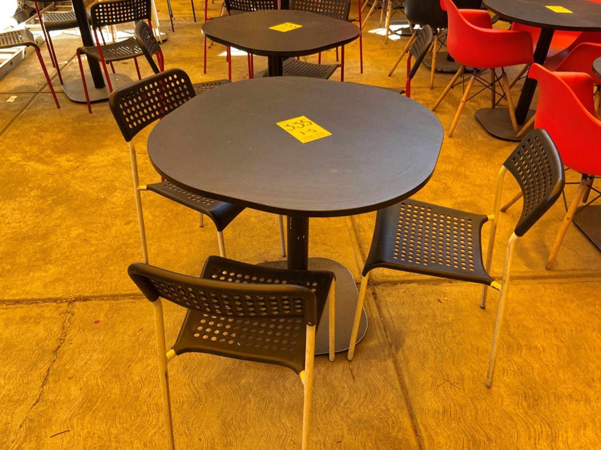 Cinco mesas cuadradas en melamina con estructura metálica; 4 de 70 x 75 cm y una de 80 x 75 cm