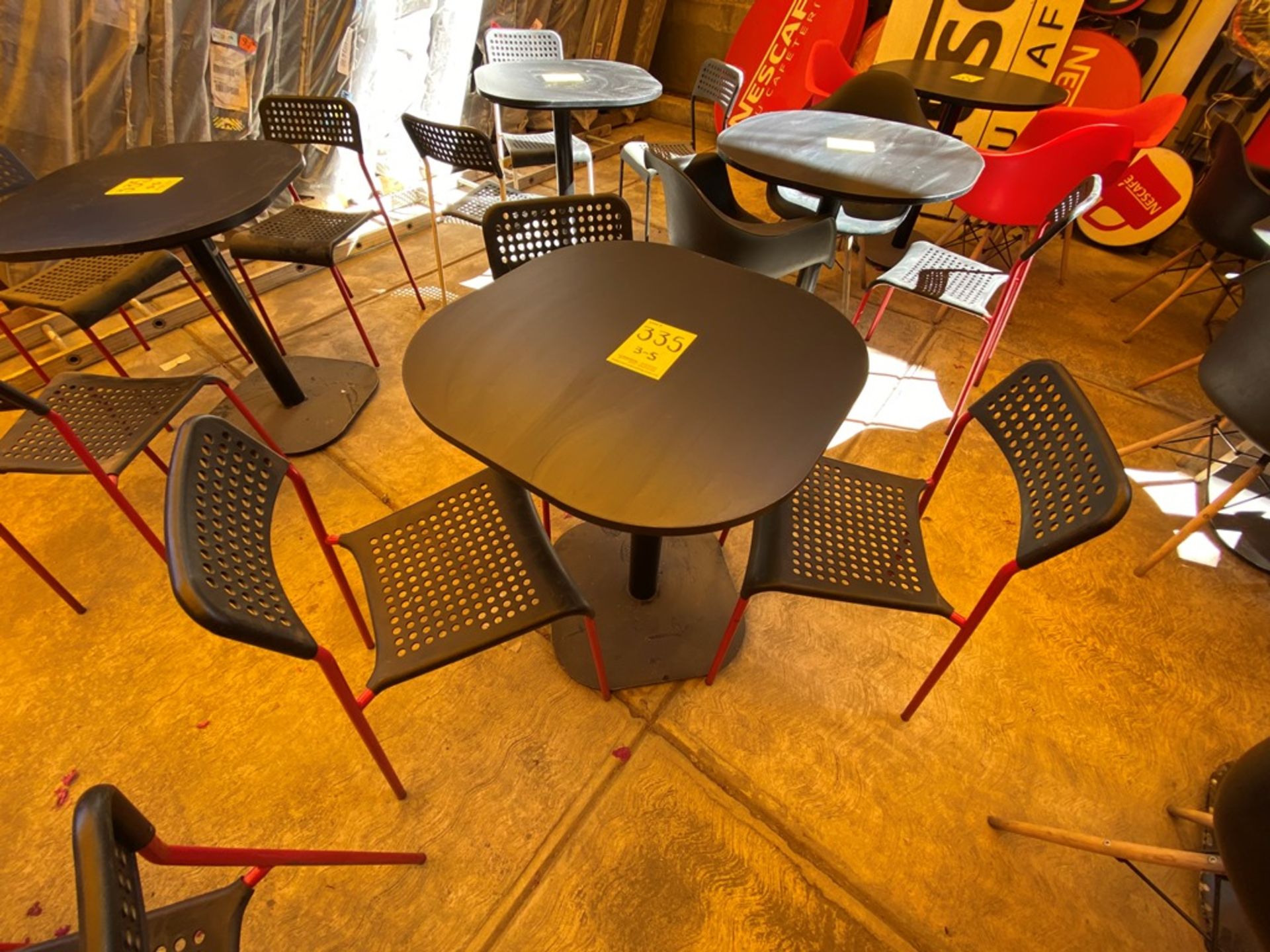 Cinco mesas cuadradas en melamina con estructura metálica; 4 de 70 x 75 cm y una de 80 x 75 cm - Image 3 of 7