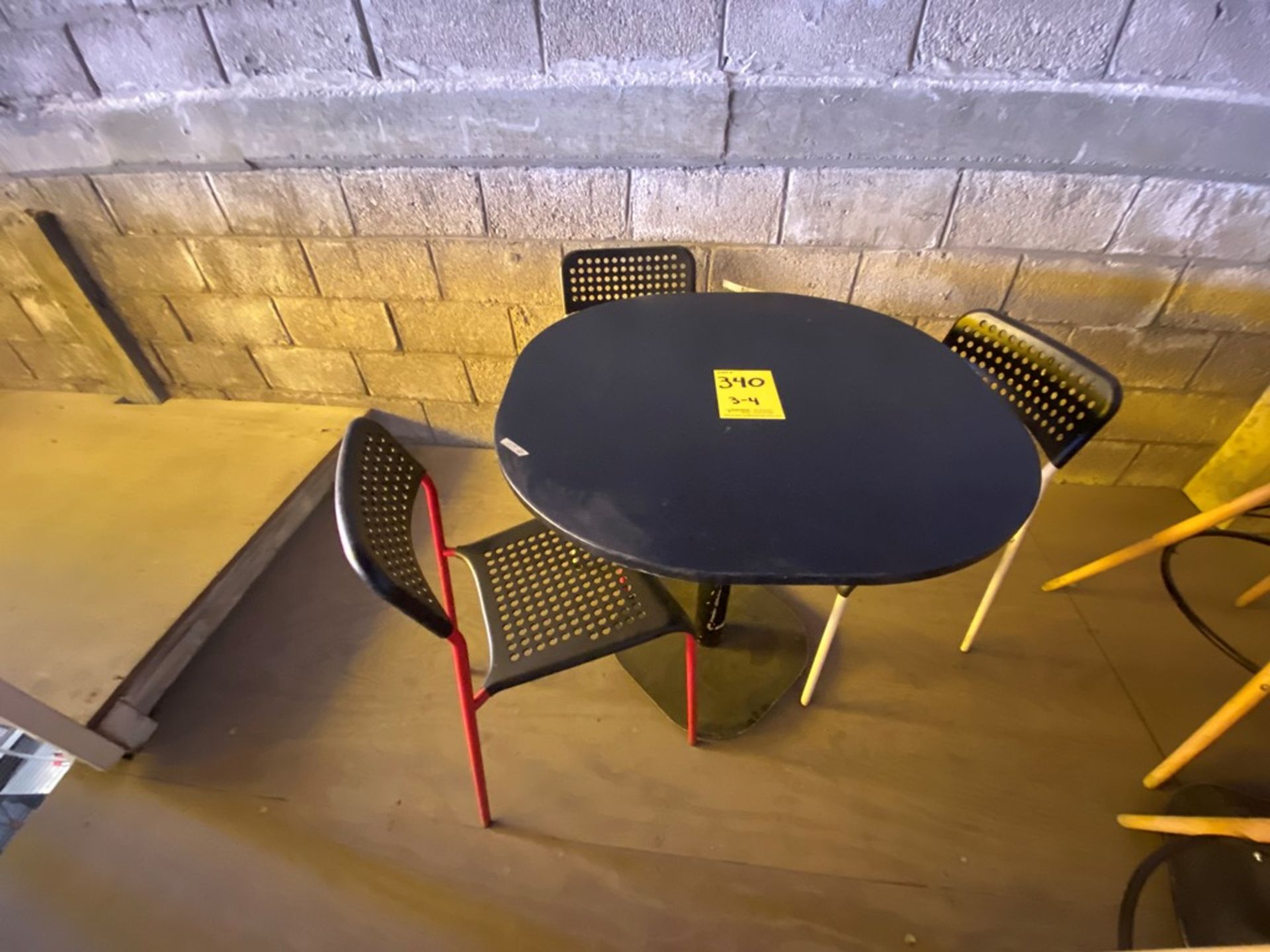 Cuatro mesas cuadradas en melamina con estructura metálica - Image 3 of 10