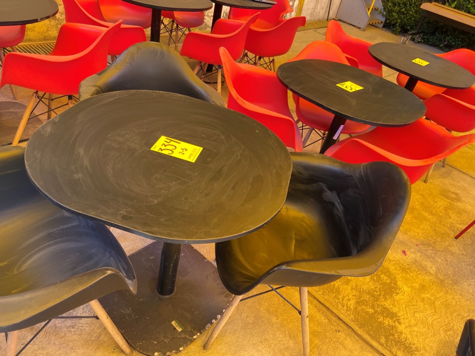 Cinco mesas cuadradas en melamina con estructura metálica (80 x 75 cm), quince sillas - Image 7 of 8