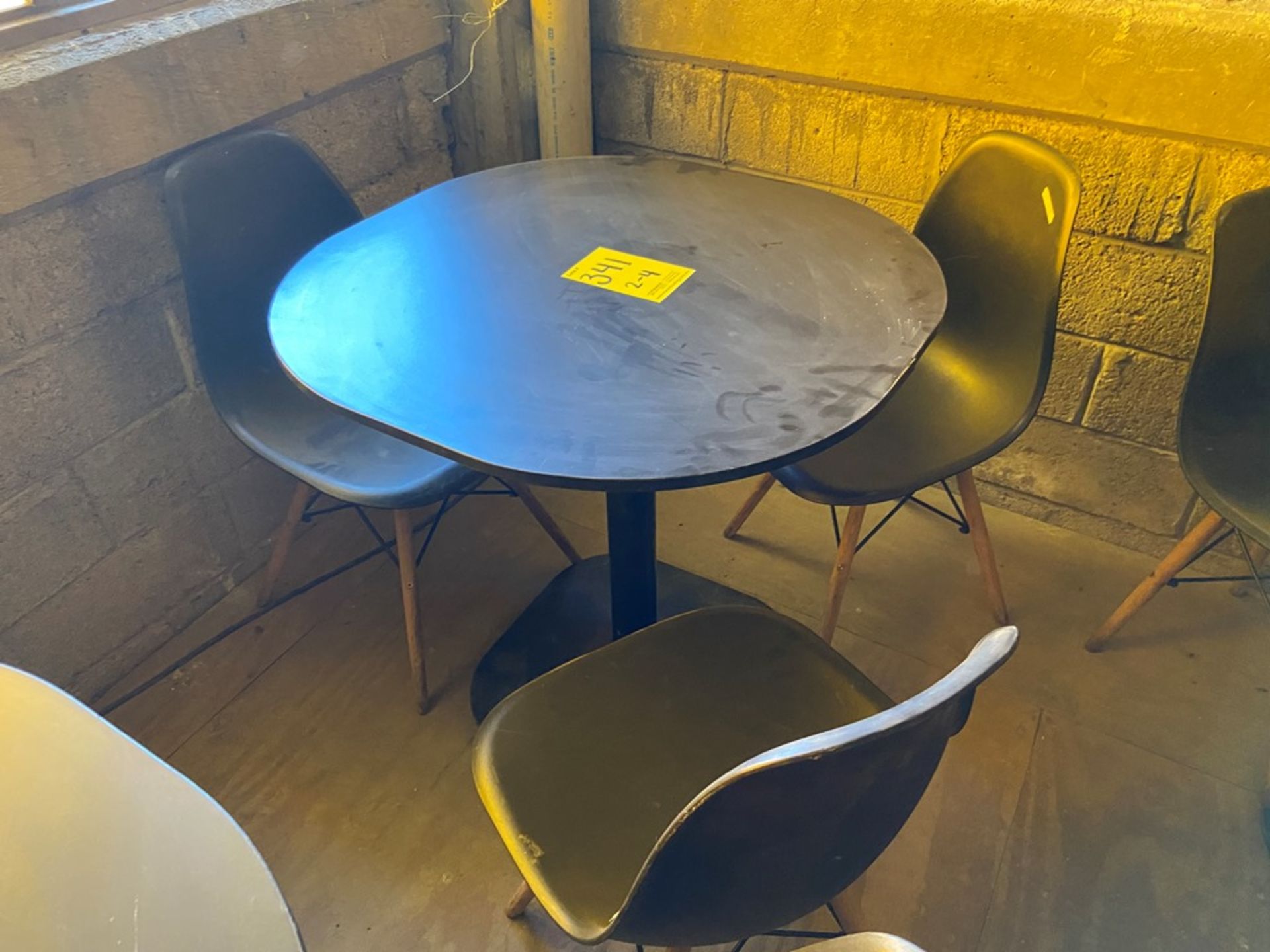 Cuatro mesas cuadradas en melamina con estructura metálica - Image 5 of 9