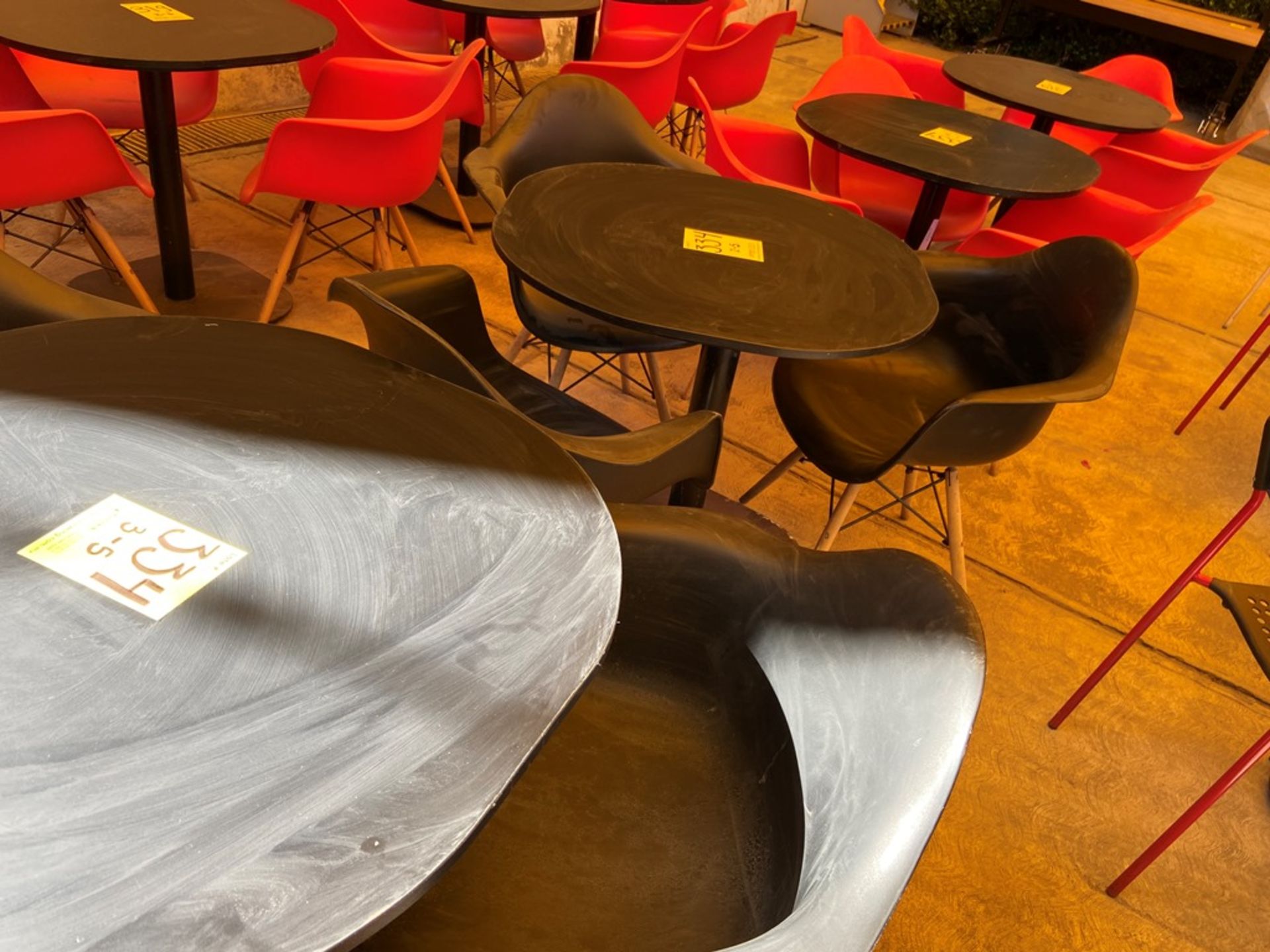 Cinco mesas cuadradas en melamina con estructura metálica (80 x 75 cm), quince sillas - Image 6 of 8