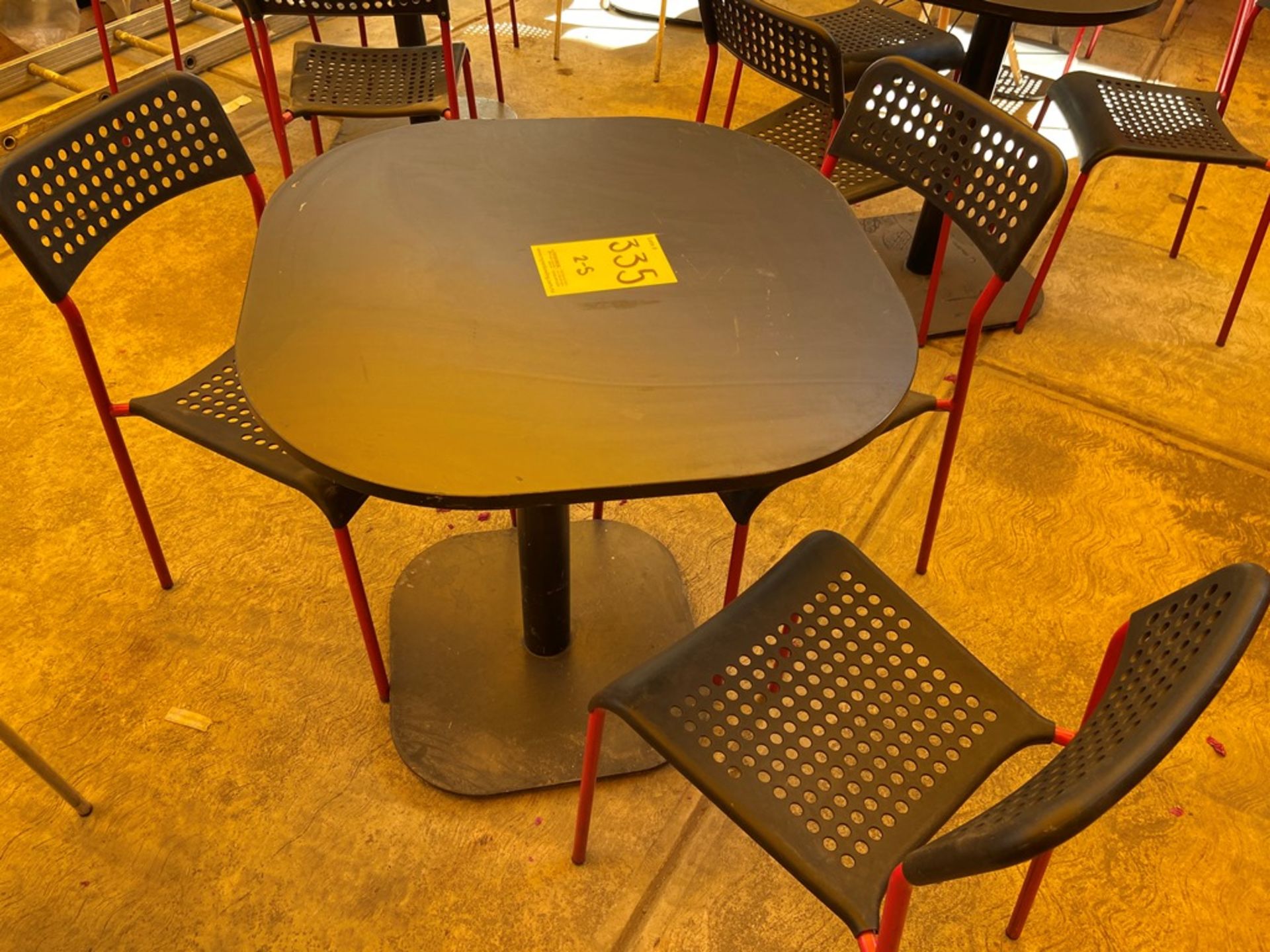 Cinco mesas cuadradas en melamina con estructura metálica; 4 de 70 x 75 cm y una de 80 x 75 cm - Image 2 of 7