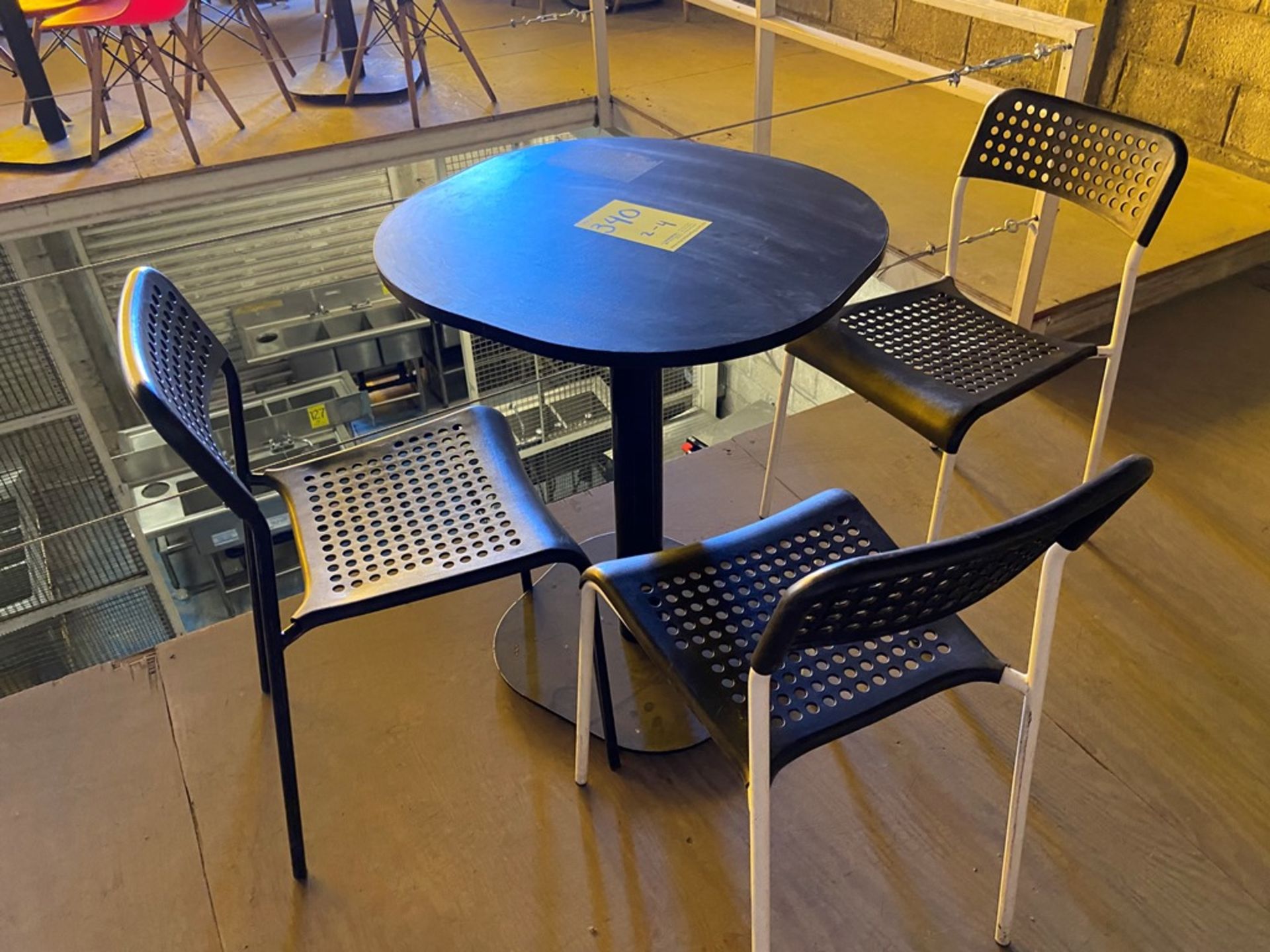 Cuatro mesas cuadradas en melamina con estructura metálica - Image 8 of 10