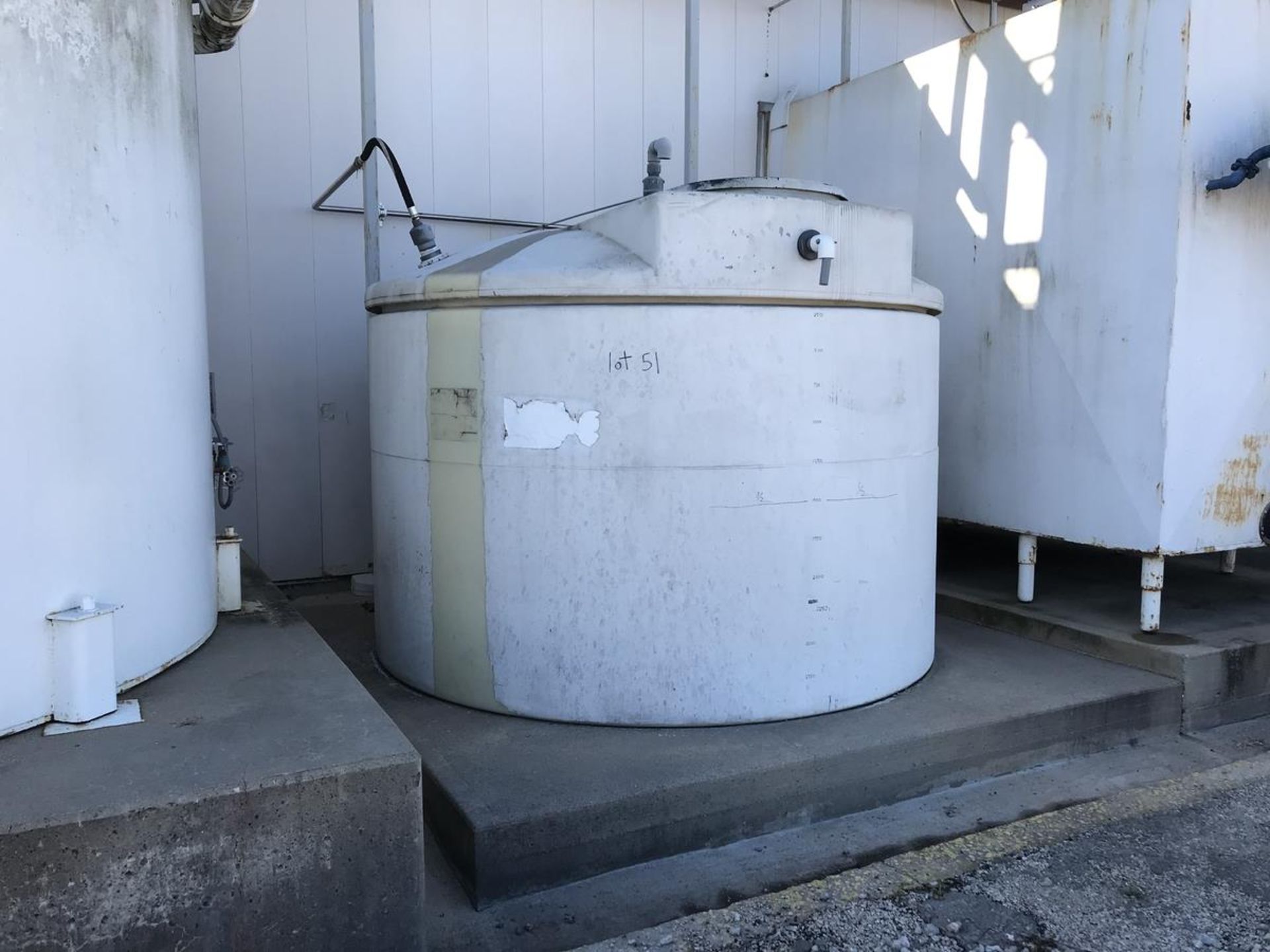 3,000 Gallon Poly Tank with Spill Containment | Rig Fee: $500