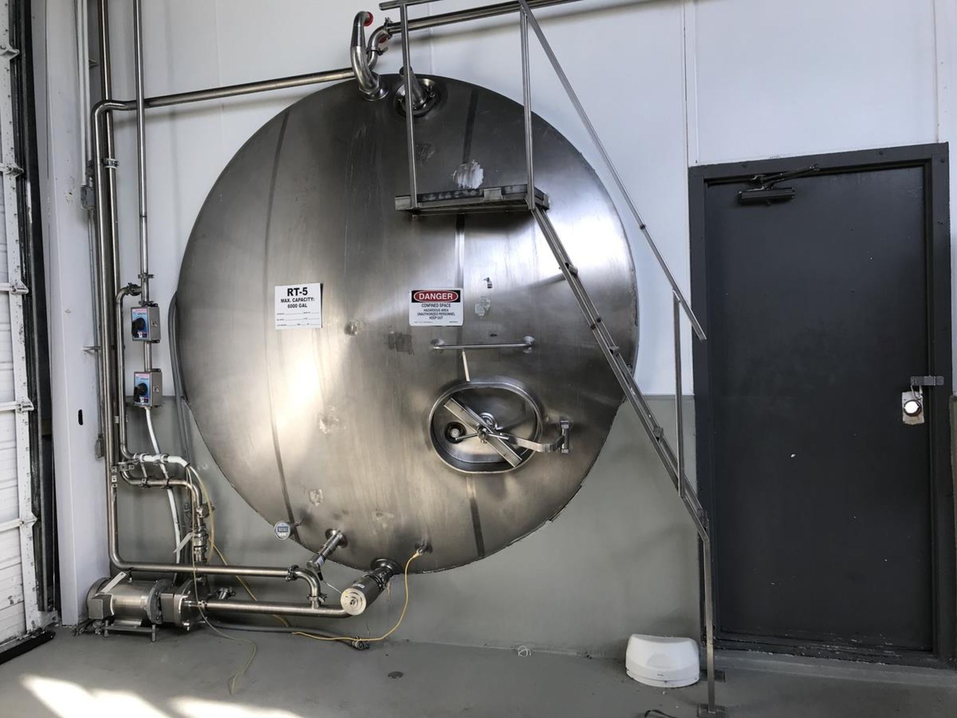 6,000 Gallon Horizontal Tank, Glycol Jacket, Stainless Steel Front, Dual Vertical | Rig Fee: $2500