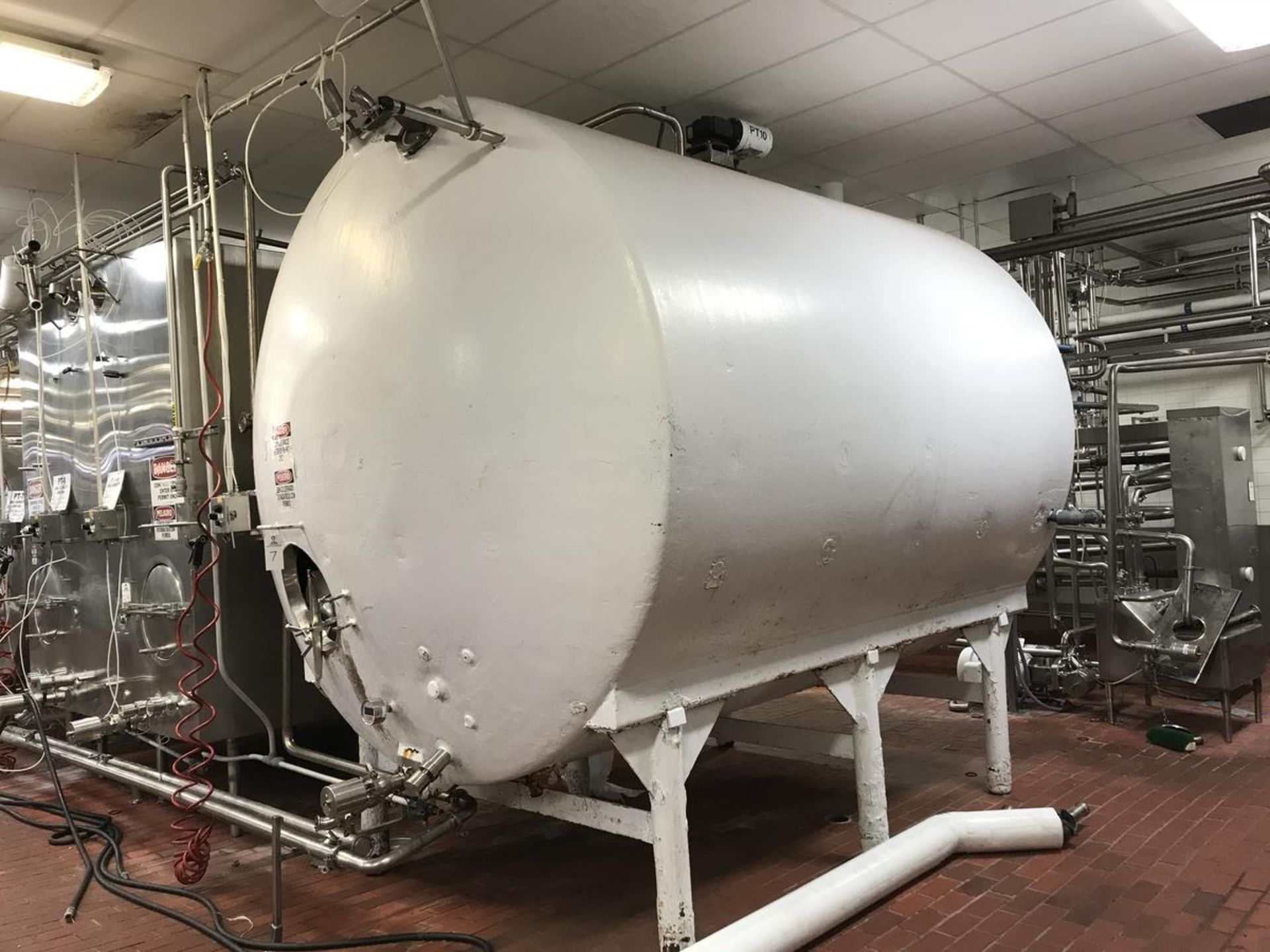 4,000 Gallon Horiztontal Stainless Steel Tank, Vertical Agitator, Am | Rig Fee: $2000