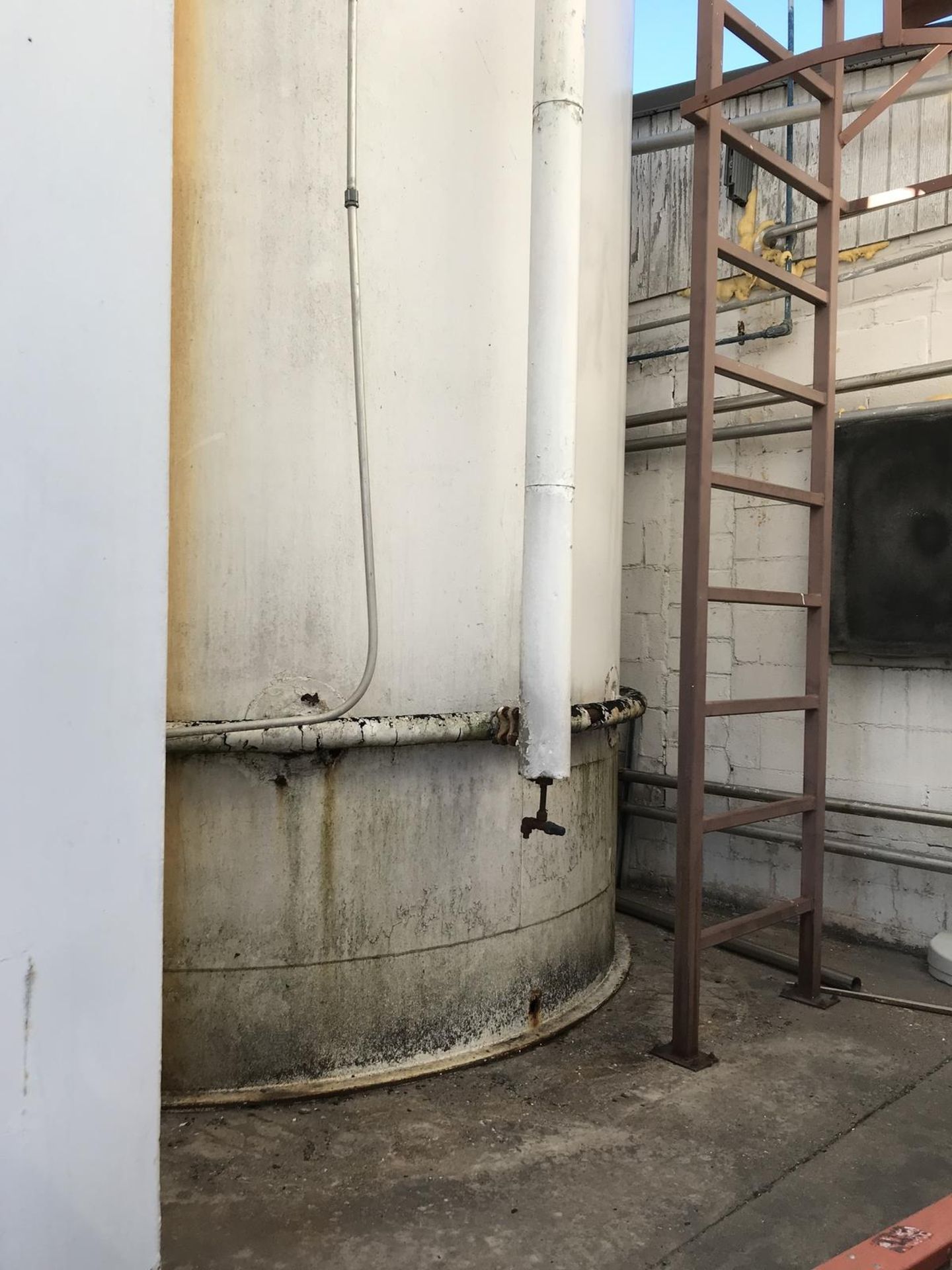 Mueller 6000 Gallon Silo, Vertical Agitation, (2) Air Valves, Level Controler, Ther | Rig Fee: $4000 - Image 4 of 5