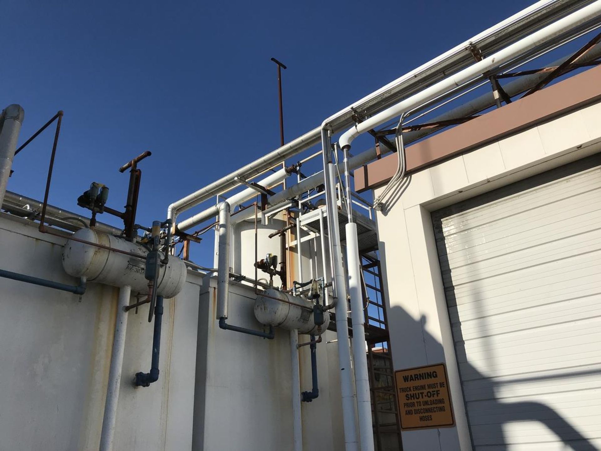 Mueller 6000 Gallon Silo, Vertical Agitation, (2) Air Valves, Level Controler, Ther | Rig Fee: $4000 - Image 5 of 5