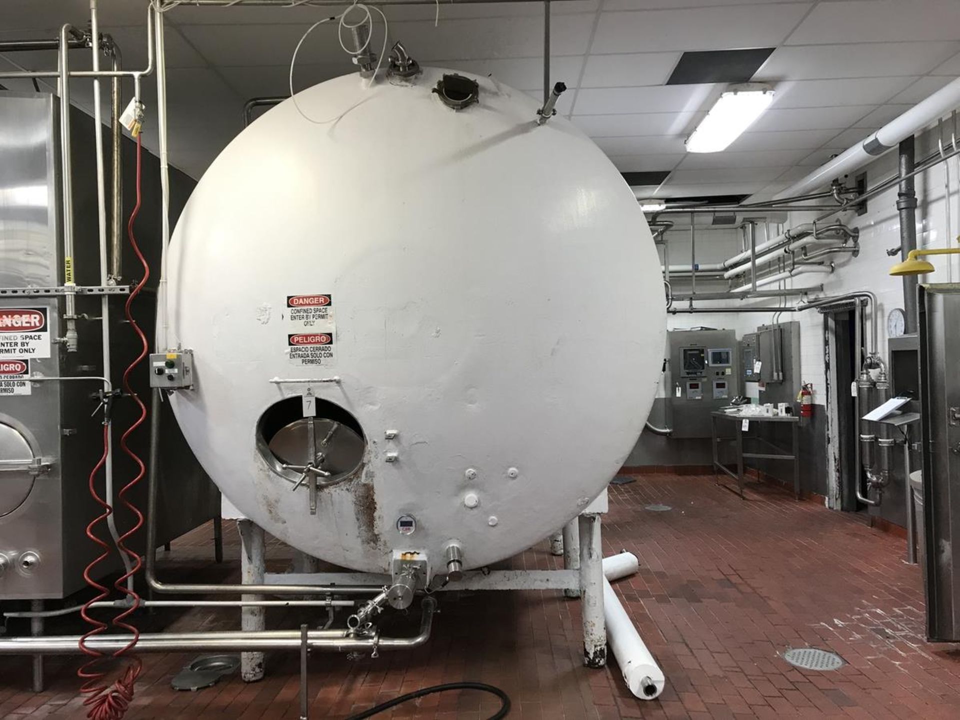 4,000 Gallon Horiztontal Stainless Steel Tank, Vertical Agitator, Am | Rig Fee: $2000 - Image 2 of 4