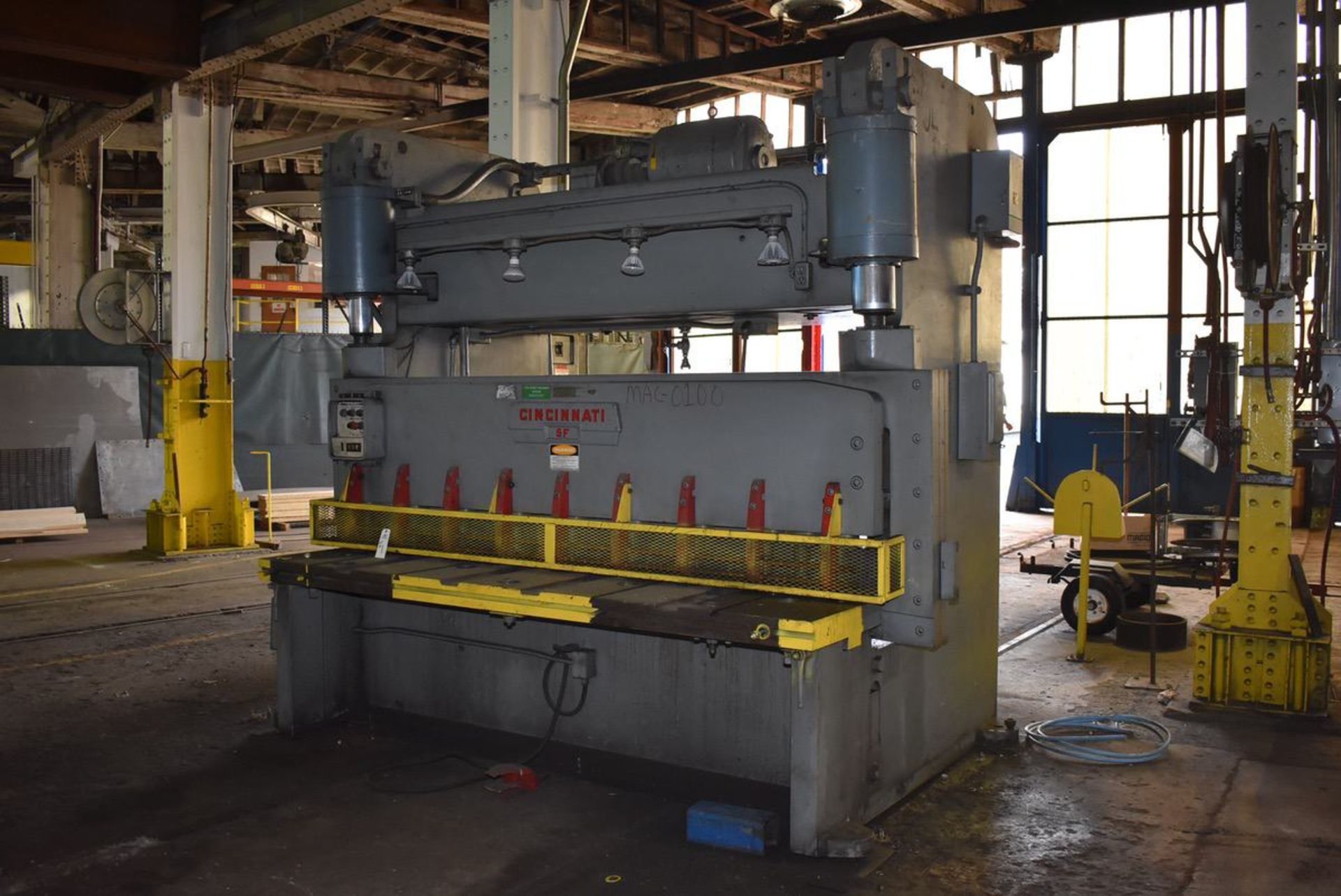 Cincinnati Model 5F08 Hydraulic Shear, 8ft Length x 5/8" Shearing Capacity, Front Ope | Rig by Buyer - Image 3 of 5