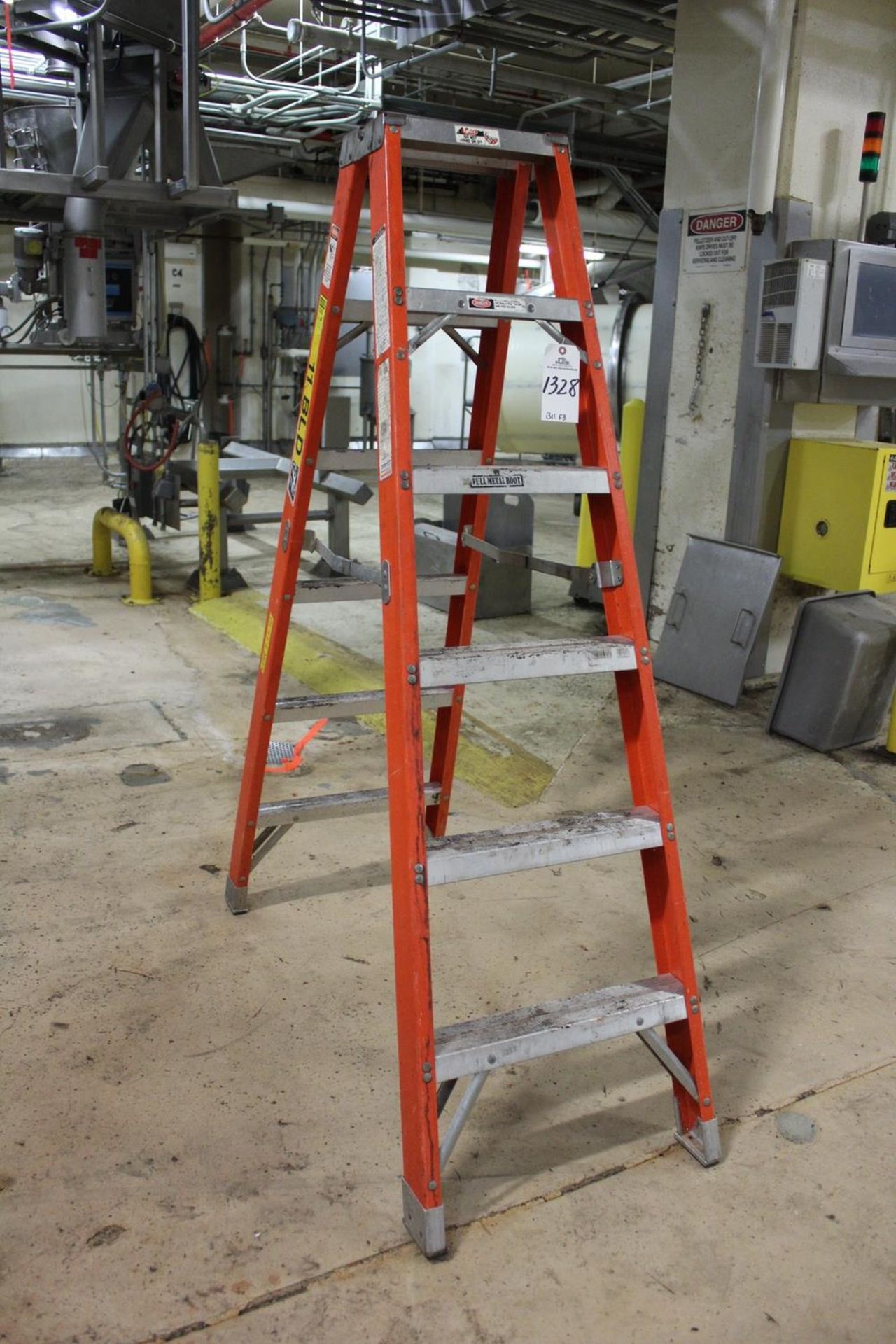6' Fiberglass Step Ladder | Rig Fee: Hand Carry or Contact Rigger