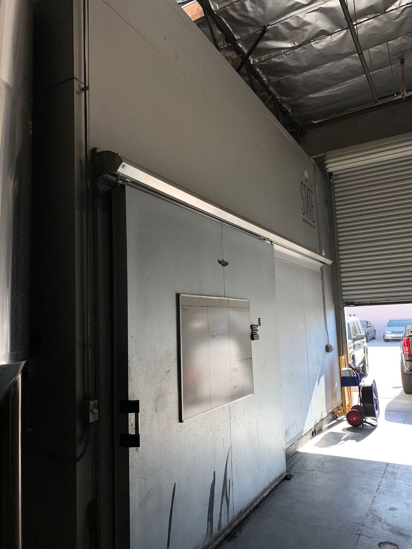 2015 US Cooler Walk-in Cooler with Sliding Door, Approx 22ft x 22ft | Subj to Bulk | Rig Fee: $8500 - Image 2 of 9