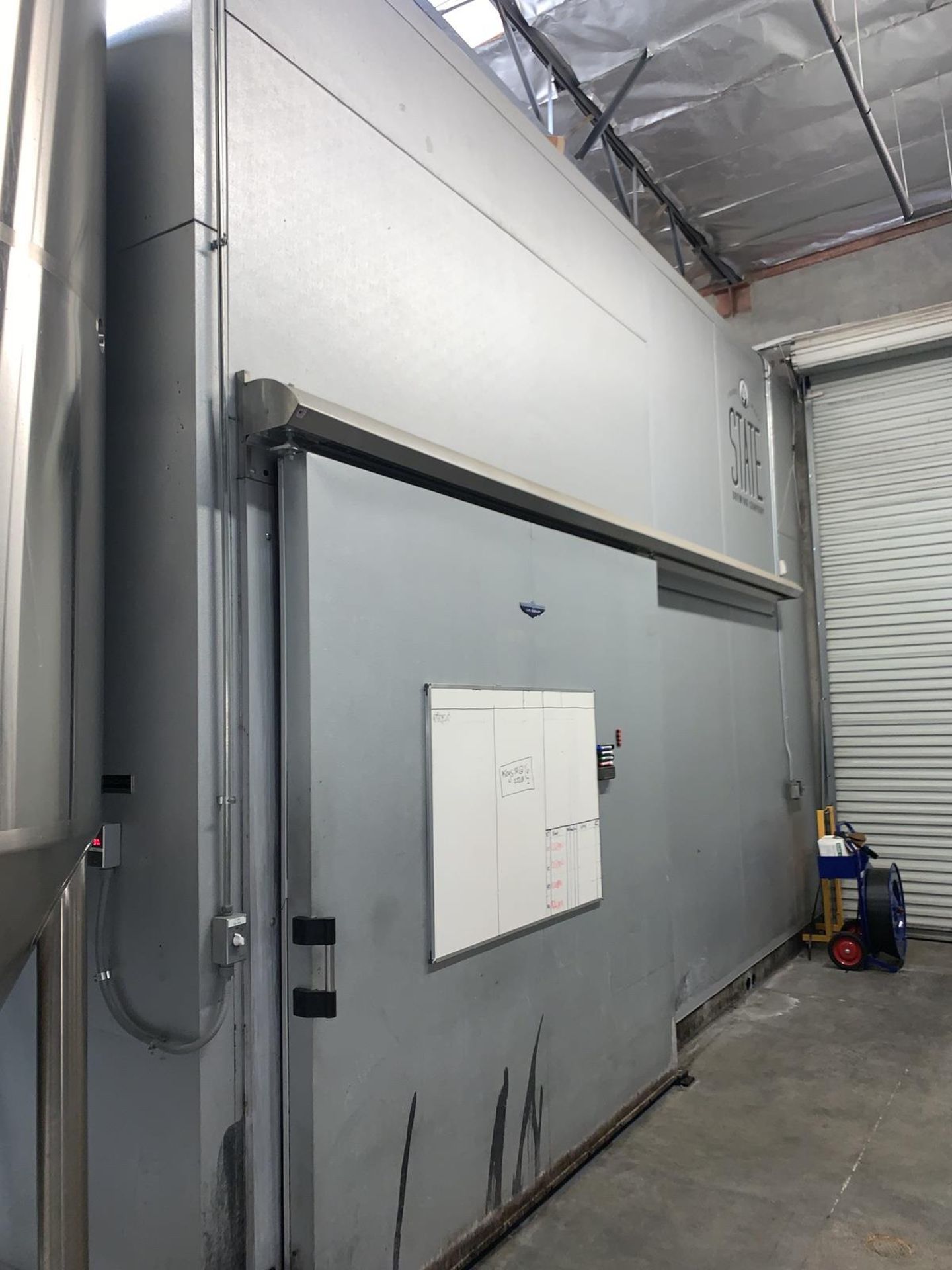 2015 US Cooler Walk-in Cooler with Sliding Door, Approx 22ft x 22ft | Subj to Bulk | Rig Fee: $8500 - Image 3 of 9