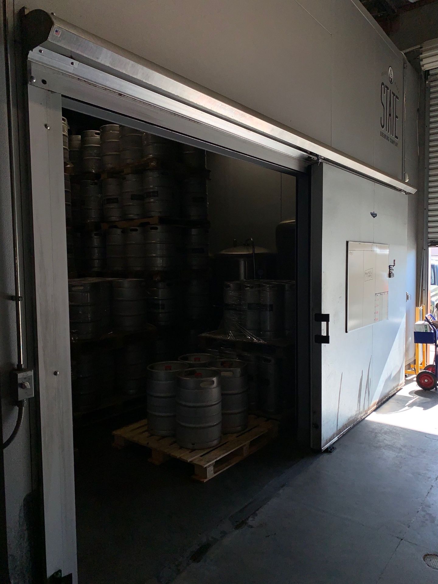 2015 US Cooler Walk-in Cooler with Sliding Door, Approx 22ft x 22ft | Subj to Bulk | Rig Fee: $8500 - Image 8 of 9