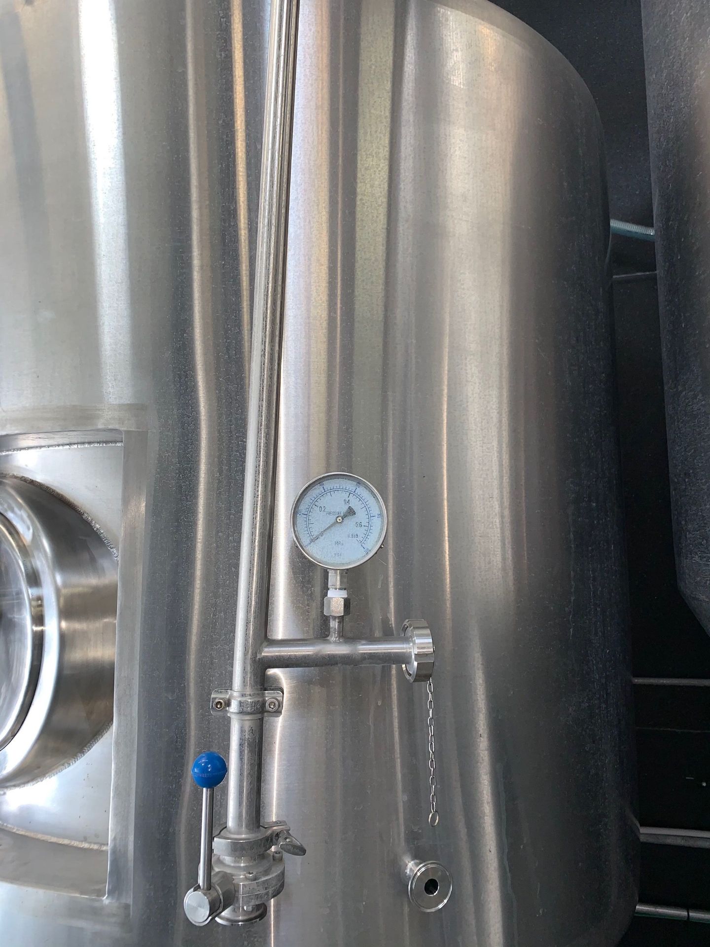 2015 Deutsche Beverage 10 BBL Fermenter, Glycol Jacketed, Approx Dim | Subj to Bulk | Rig Fee: $500 - Image 3 of 15