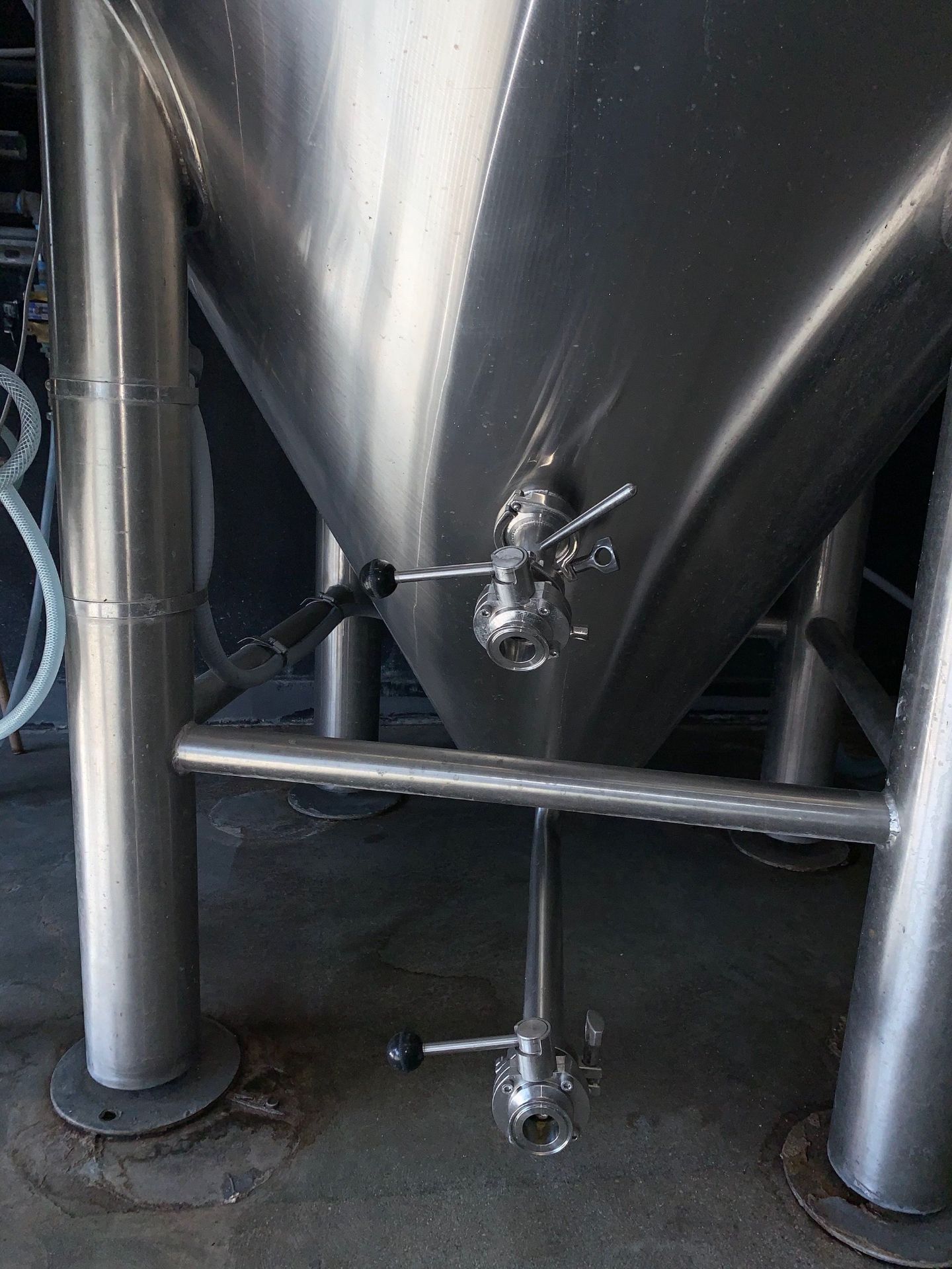 2015 Deutsche Beverage 10 BBL Fermenter, Glycol Jacketed, Approx Dim | Subj to Bulk | Rig Fee: $500 - Image 4 of 13