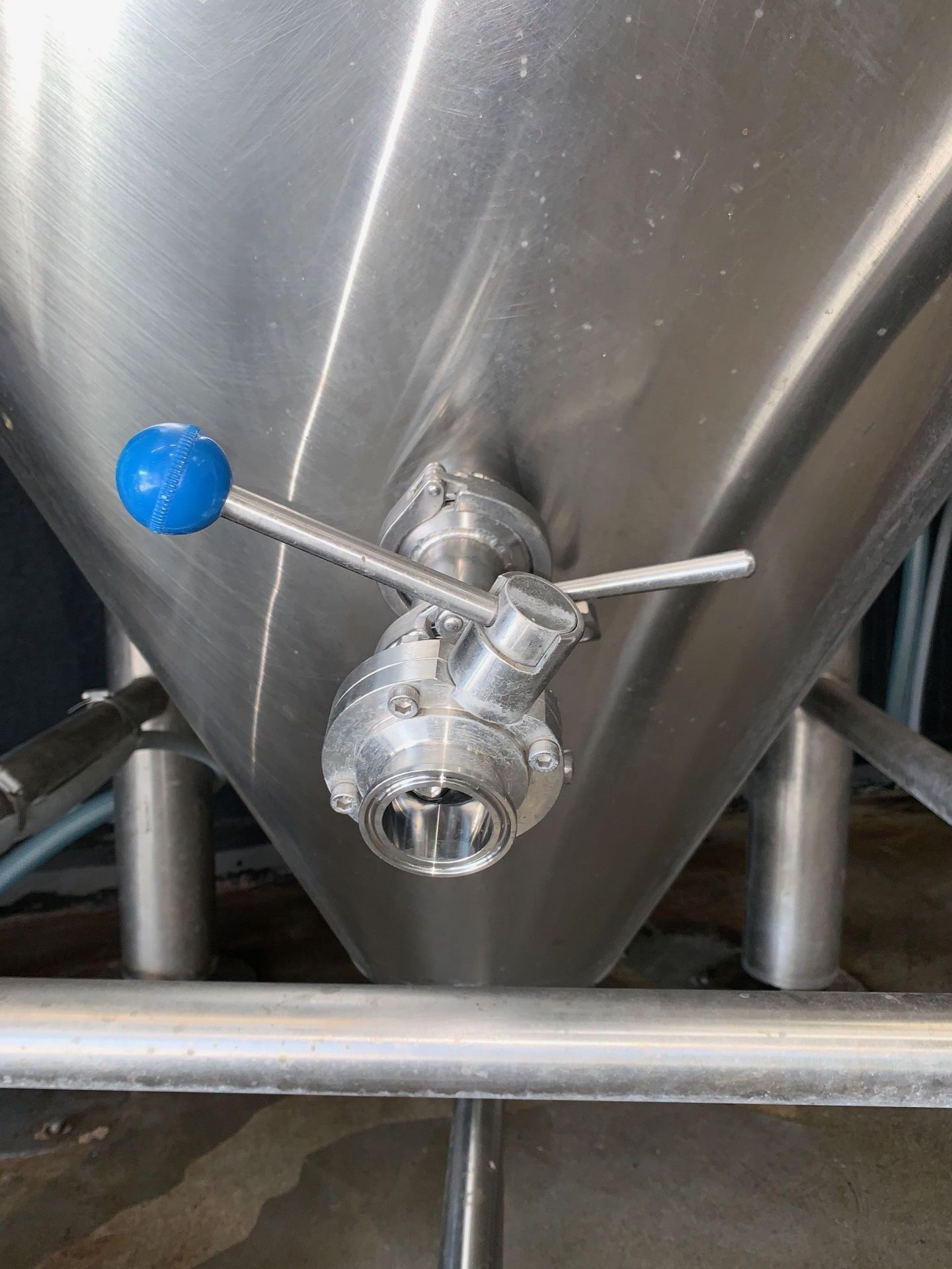 2015 Deutsche Beverage 10 BBL Fermenter, Glycol Jacketed, Approx Dim | Subj to Bulk | Rig Fee: $500 - Image 6 of 17