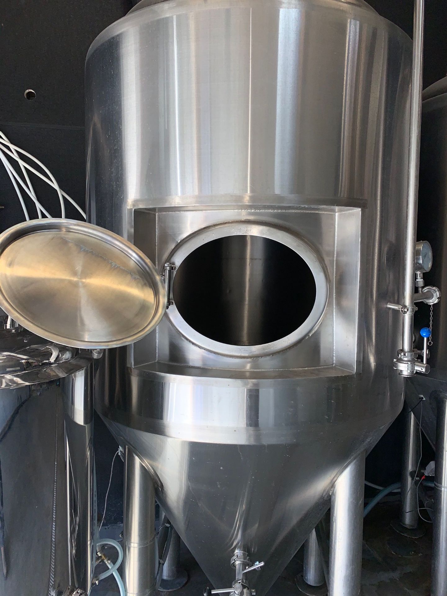 2015 Deutsche Beverage 10 BBL Fermenter, Glycol Jacketed, Approx Dim | Subj to Bulk | Rig Fee: $500 - Image 8 of 13