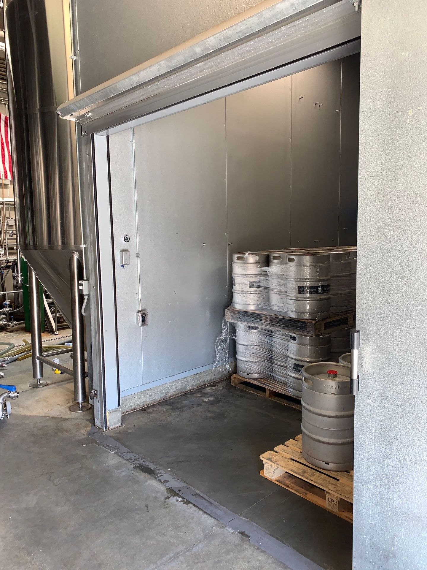 2015 US Cooler Walk-in Cooler with Sliding Door, Approx 22ft x 22ft | Subj to Bulk | Rig Fee: $8500 - Image 9 of 9