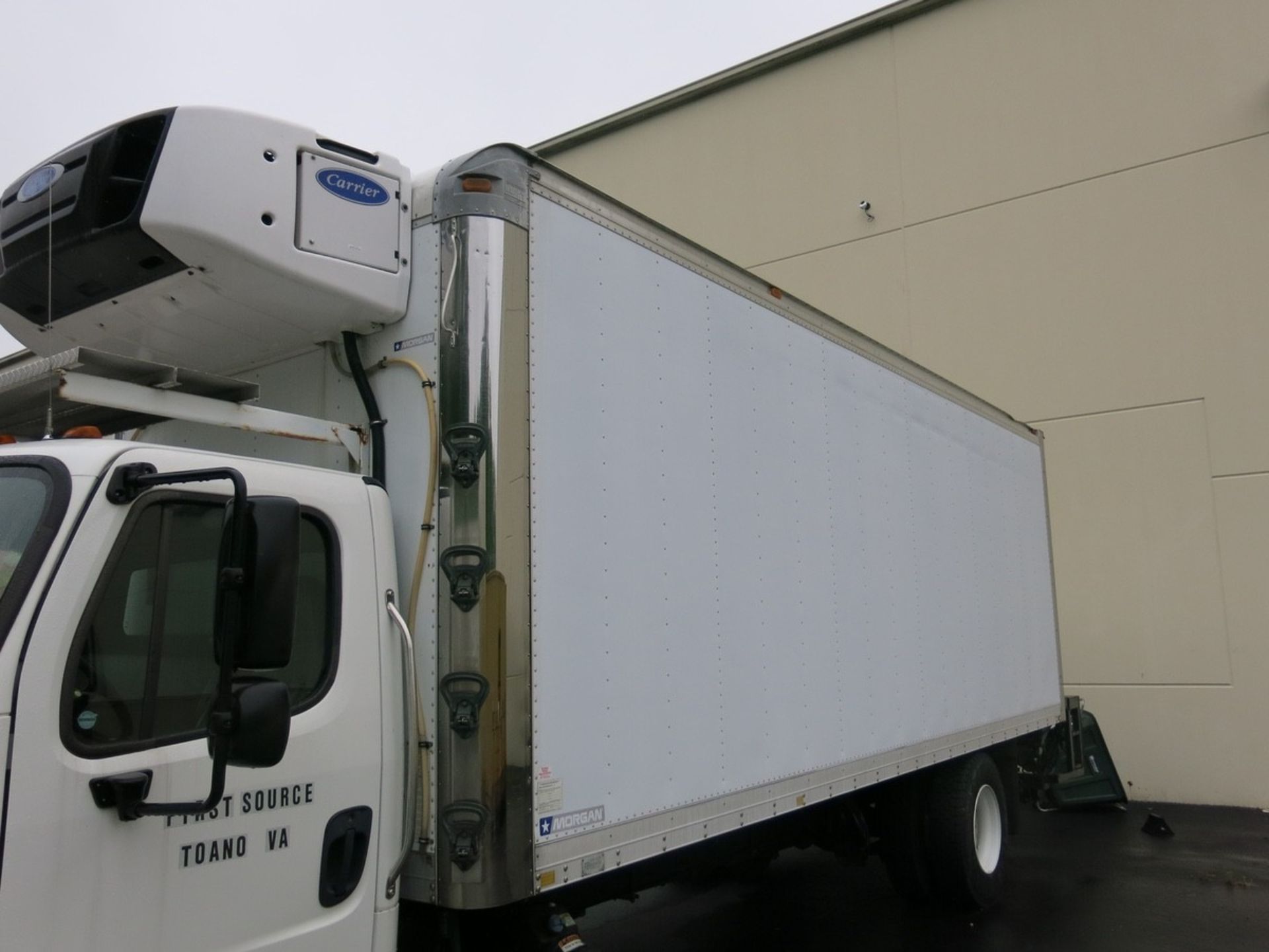 24 ft. Box Truck Box Located on Freightliner Frame, (Please Note: Box Onl | Rig Fee: See Desc - Image 2 of 3