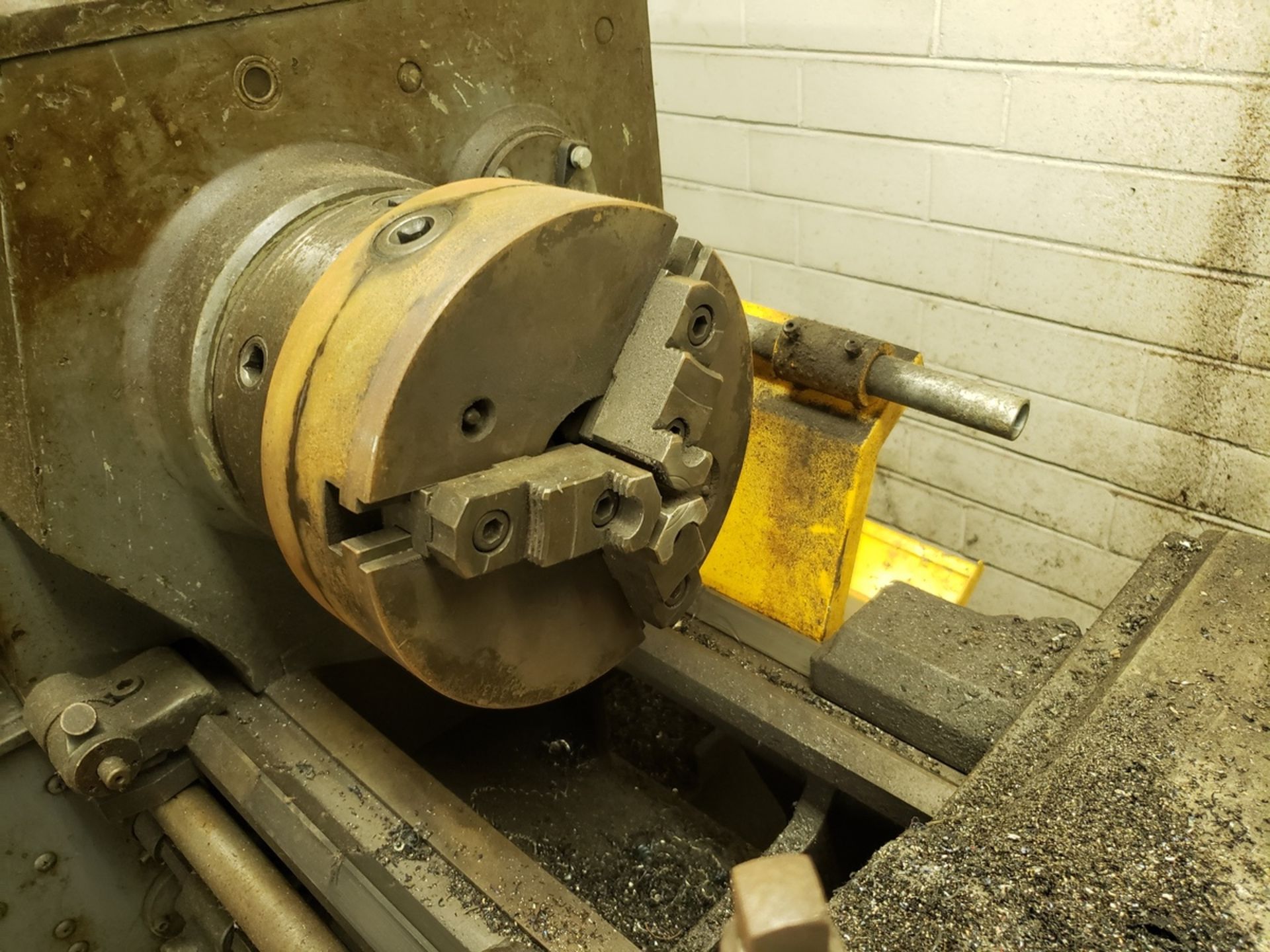 South Bend 17" X 10' Engine Lathe, W/ Turret Tail Stock & Tooling Cabinet | Rig Fee: $400 - Image 4 of 9