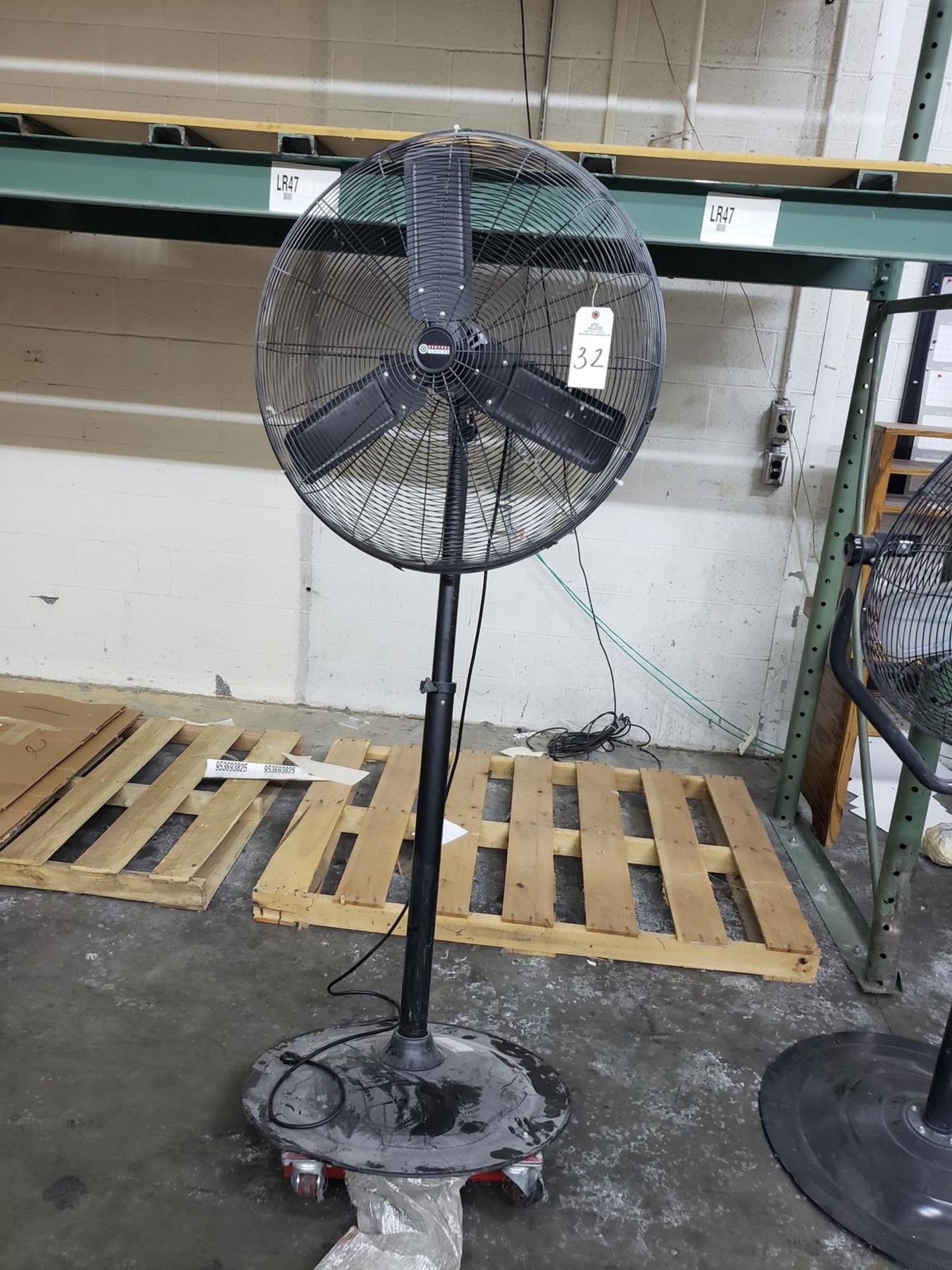 Pedestal Fan | Rig Fee: $10