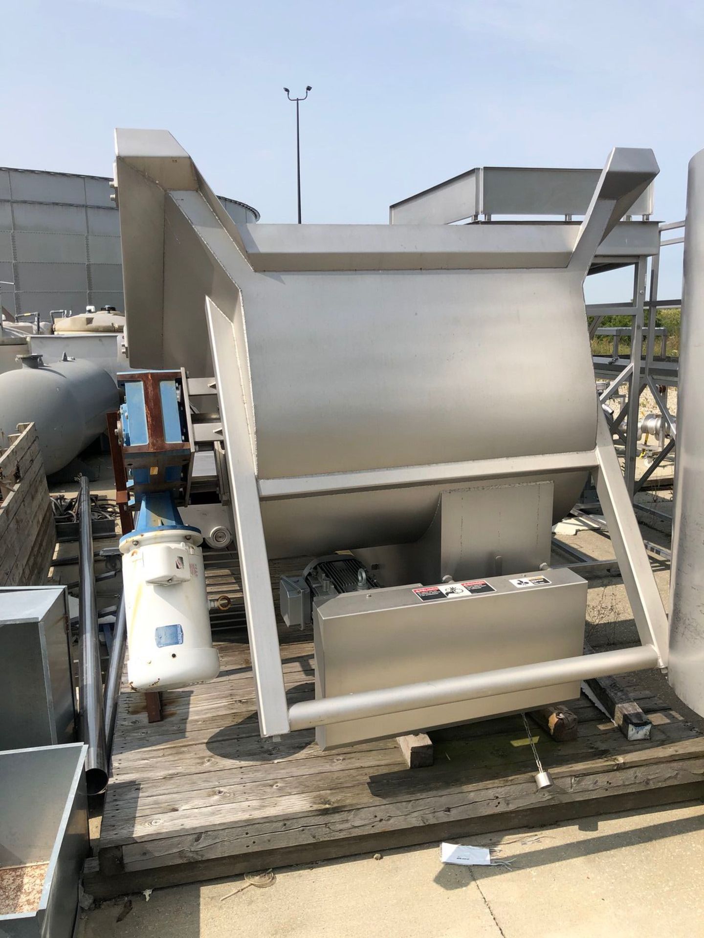 (2) Incline Wolfking Screw Conveyors: (1) WolfKing Mixer Hopper Incli | Rig Fee: $250 See Full Desc - Image 5 of 5