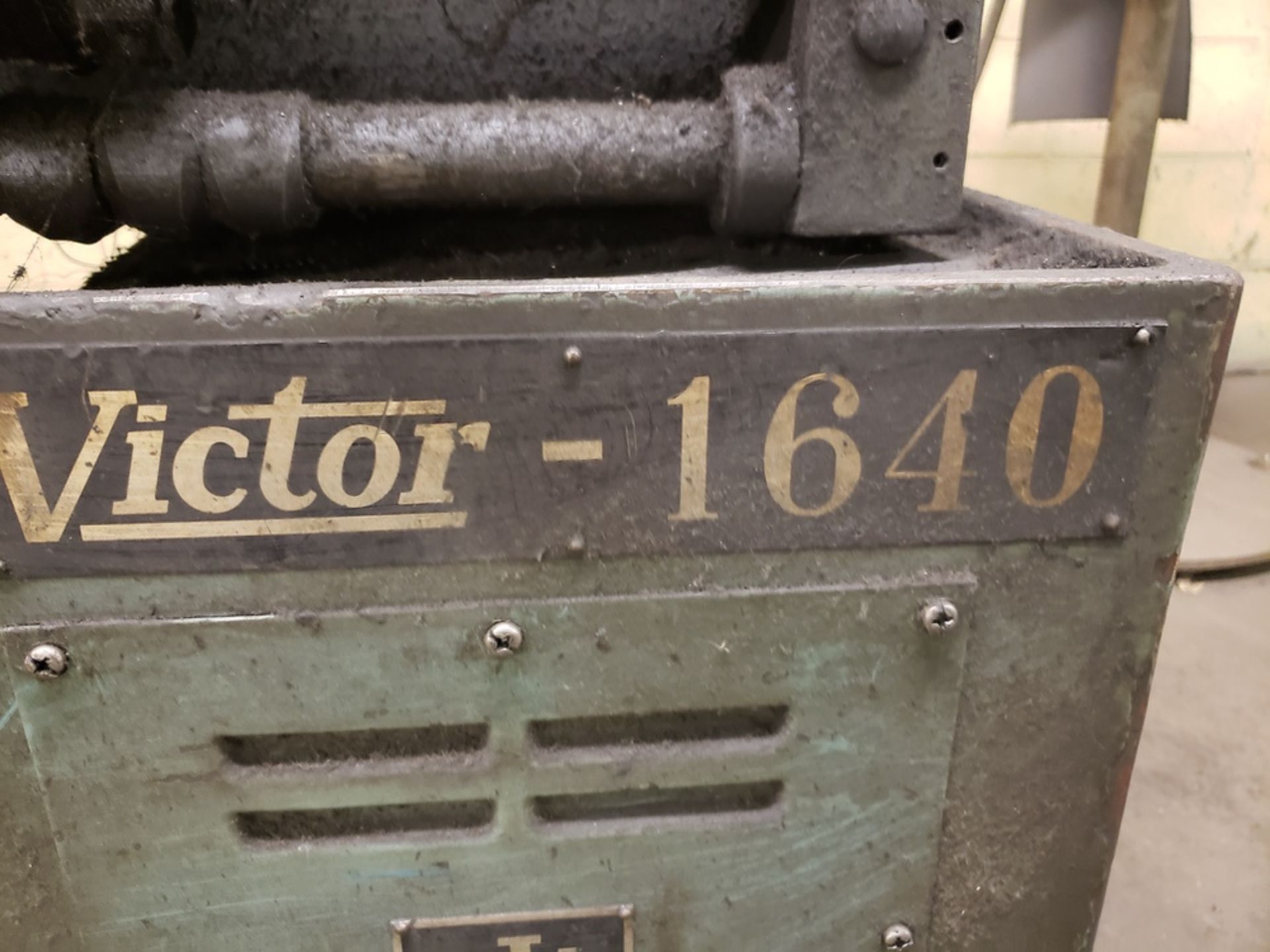 Victor 16" X 40" Engine Lathe, M# 1640, S/N 562509 | Rig Fee: $300 - Image 2 of 10