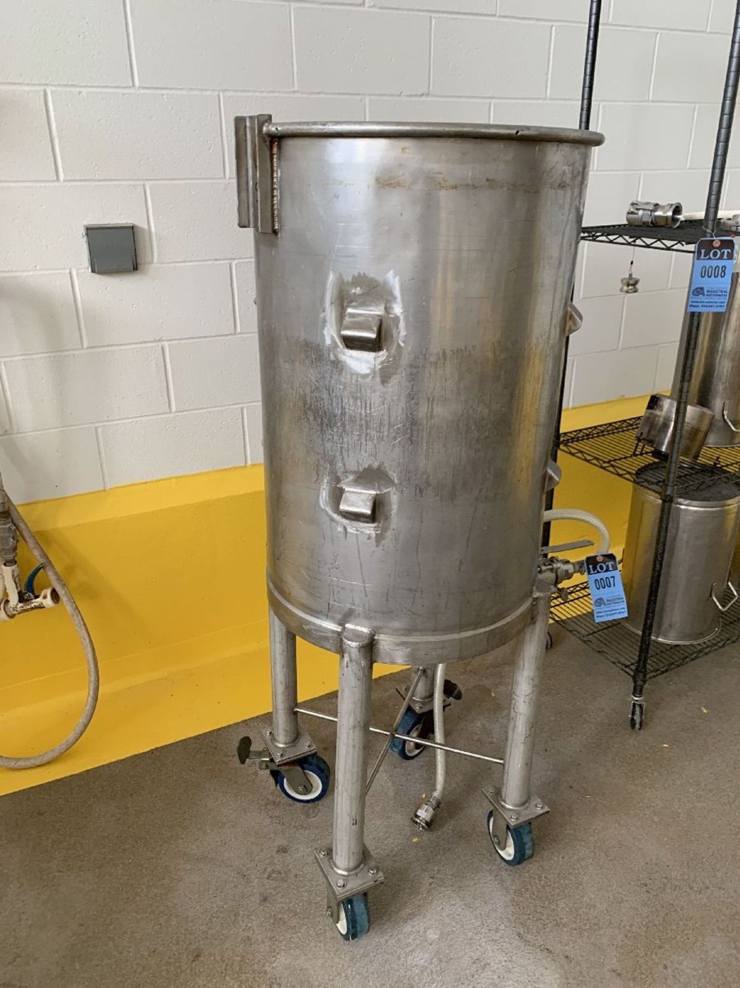 STAINLESS STEEL TANK: 21.5" DIAMETER X 34" HIGH STAINLESS STEEL PORTABLE TANK | Rig Fee: $75 - Image 2 of 4