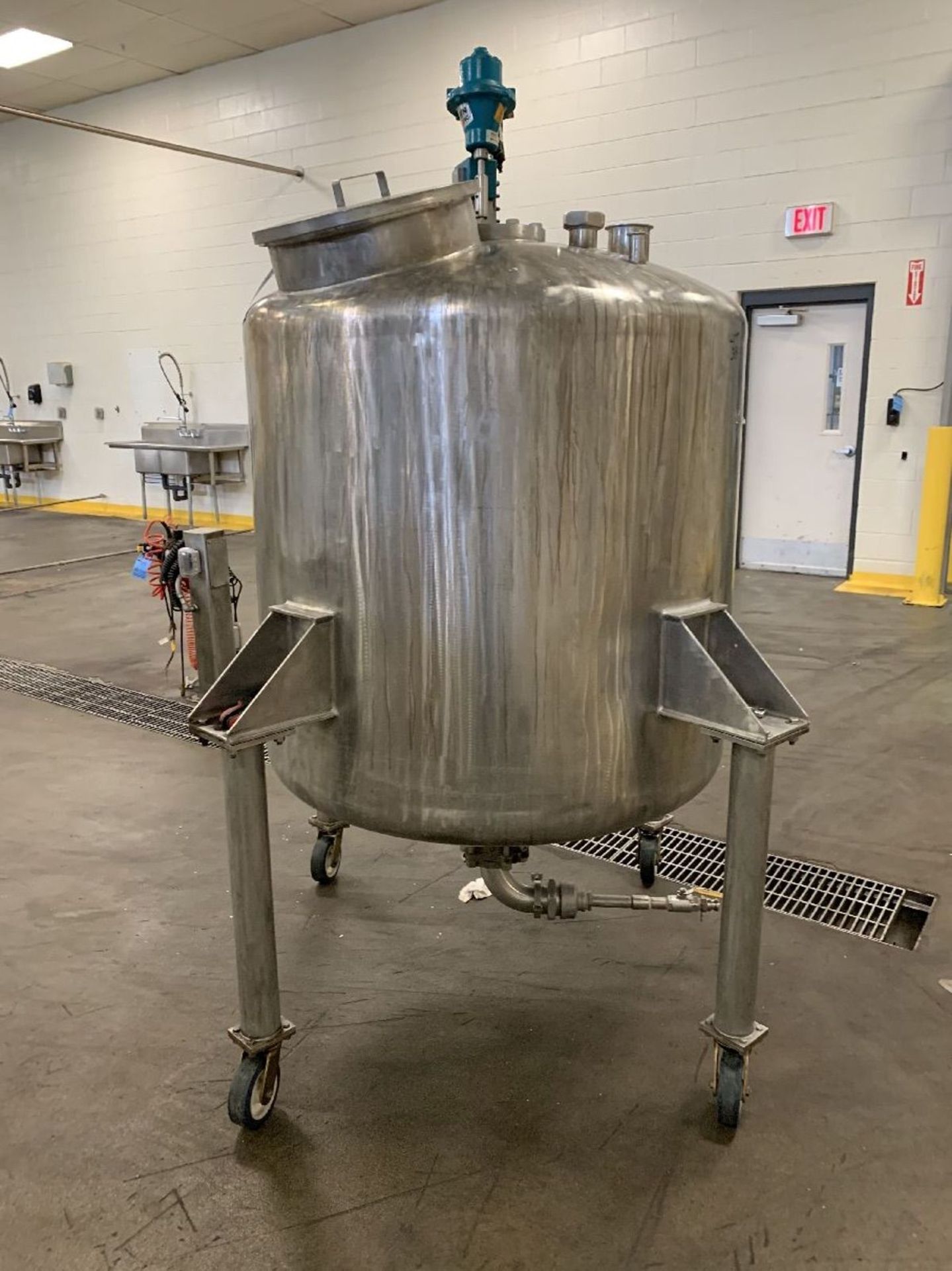 350 GALLON 48" DIAMETER X 44" HIGH PORTABLE STAINLESS STEEL BLENDING TANK WITH BRAWN | Rig Fee: $300