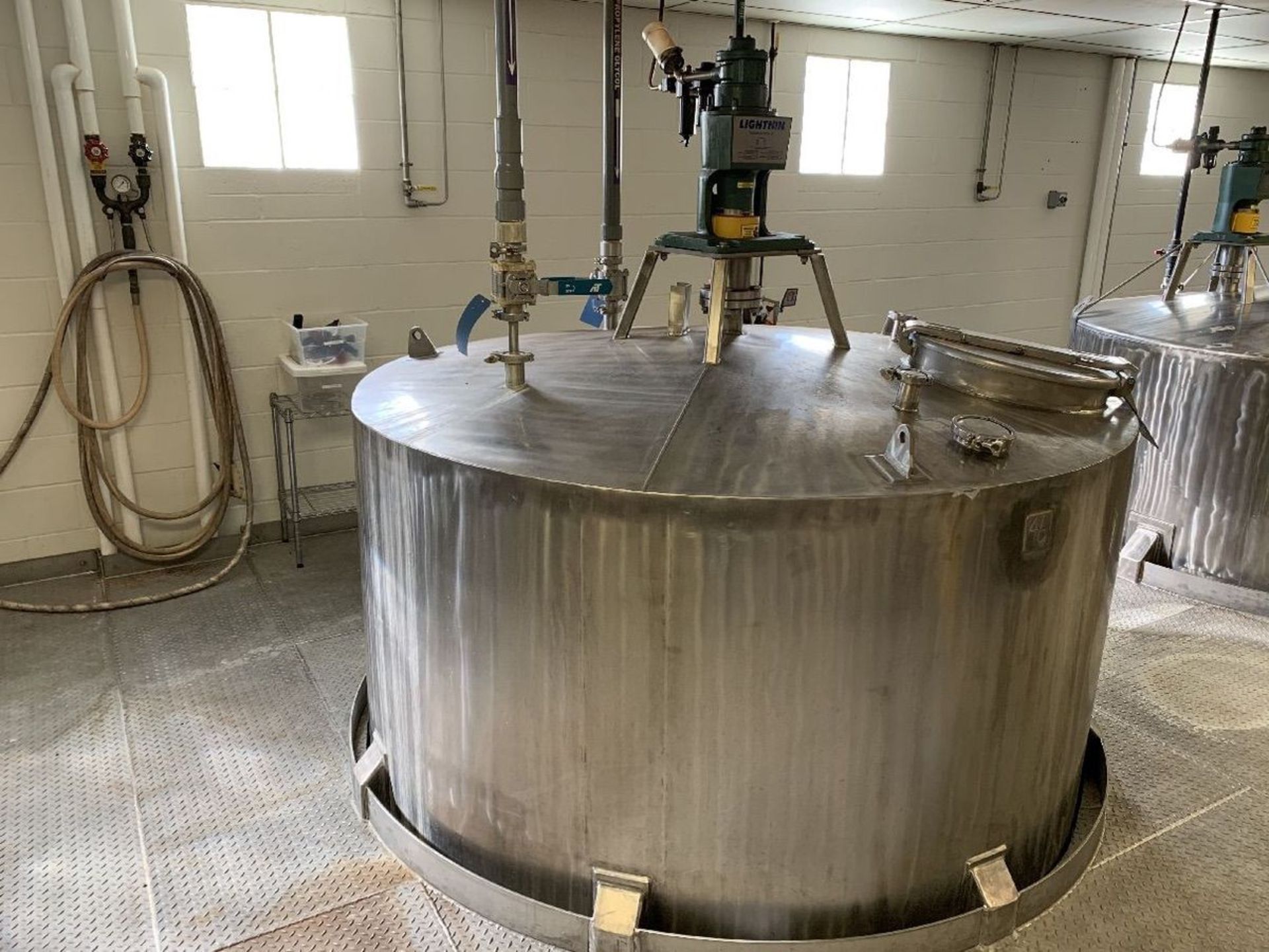 2,500 GALLON STAINLESS STEEL MIX TANK WITH LIGHTNIN MODEL X5QS300A AGITATOR, TAB MO | Rig Fee: $2250 - Image 5 of 9