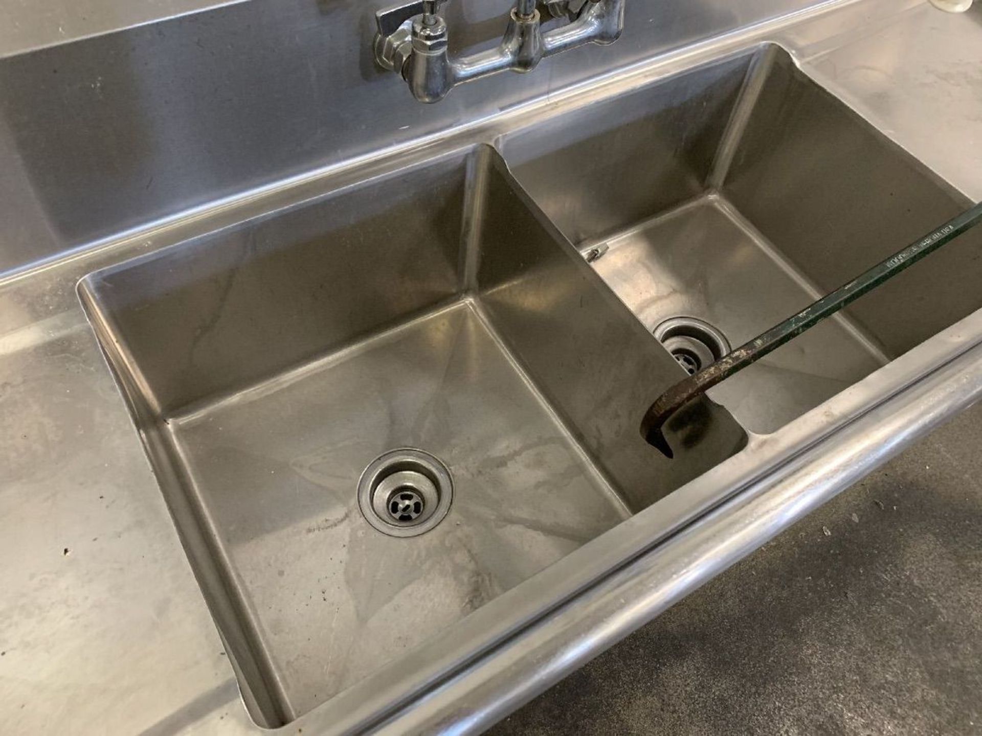 24" X 72" X 37" HIGH GREEN WORLD MODEL TSA-2-D1 STAINLESS STEEL TWO-BOWL SINK | Rig Fee: $100 - Image 3 of 4