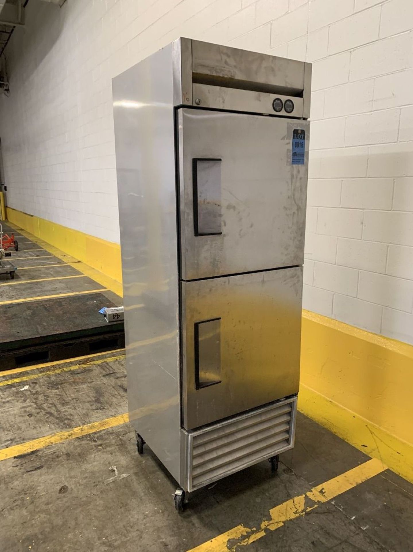 23" TRUE MODEL T-23DT TWO-DOOR FREEZER; S/N 1-2177085 | Rig Fee: $100