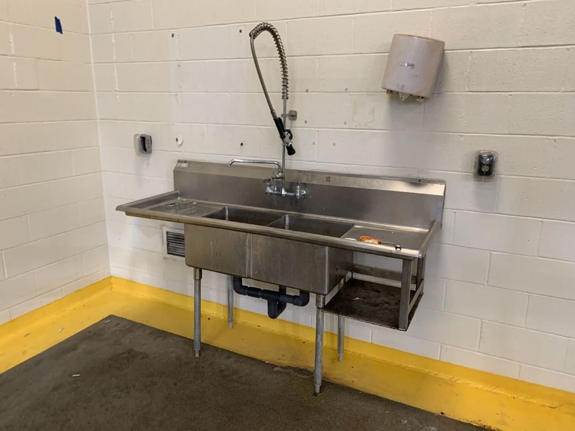 24" X 72" X 37" HIGH GREEN WORLD MODEL TSA-2-D1 STAINLESS STEEL TWO-BOWL SINK | Rig Fee: $100 - Image 2 of 4