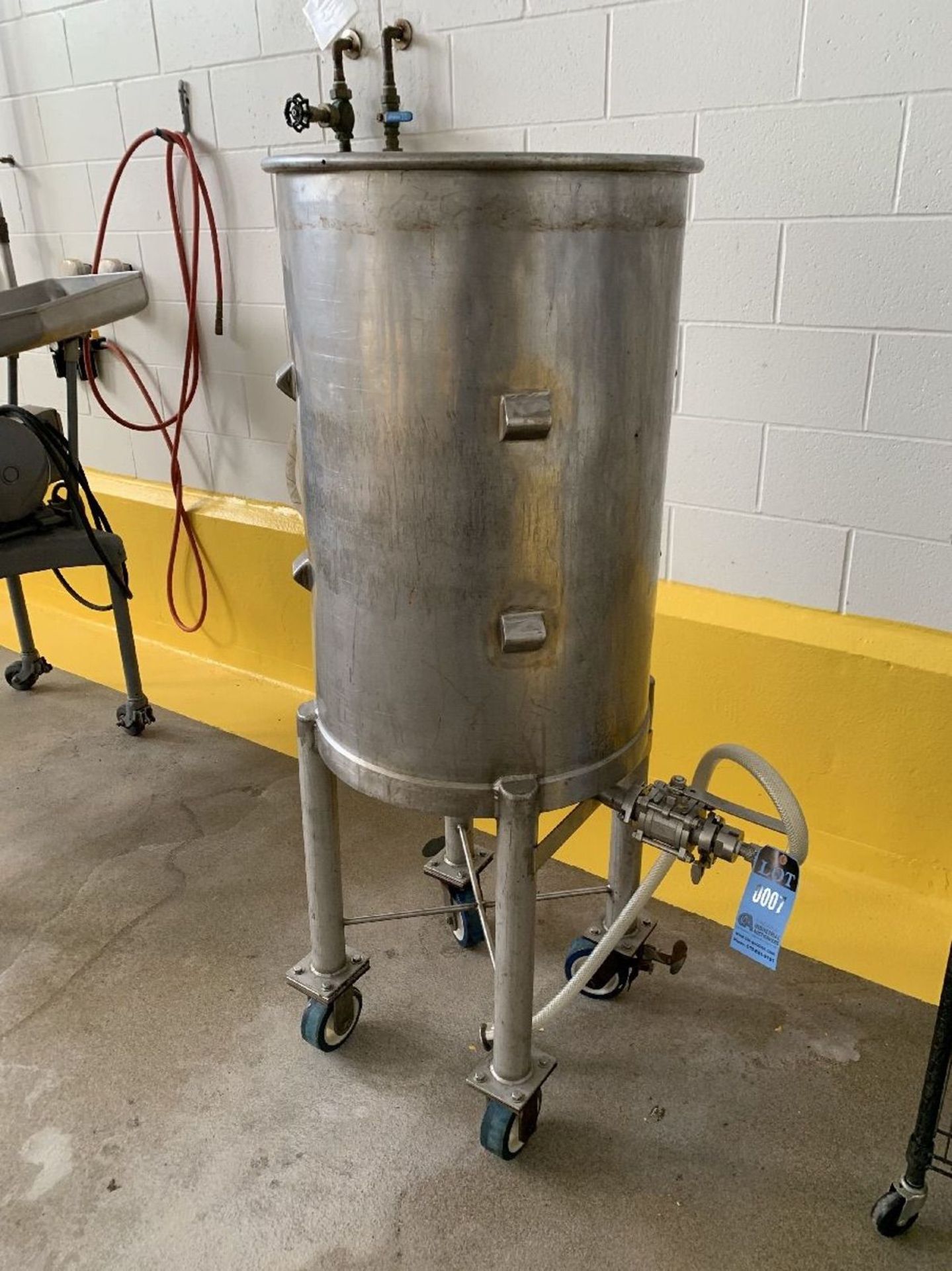 STAINLESS STEEL TANK: 21.5" DIAMETER X 34" HIGH STAINLESS STEEL PORTABLE TANK | Rig Fee: $75