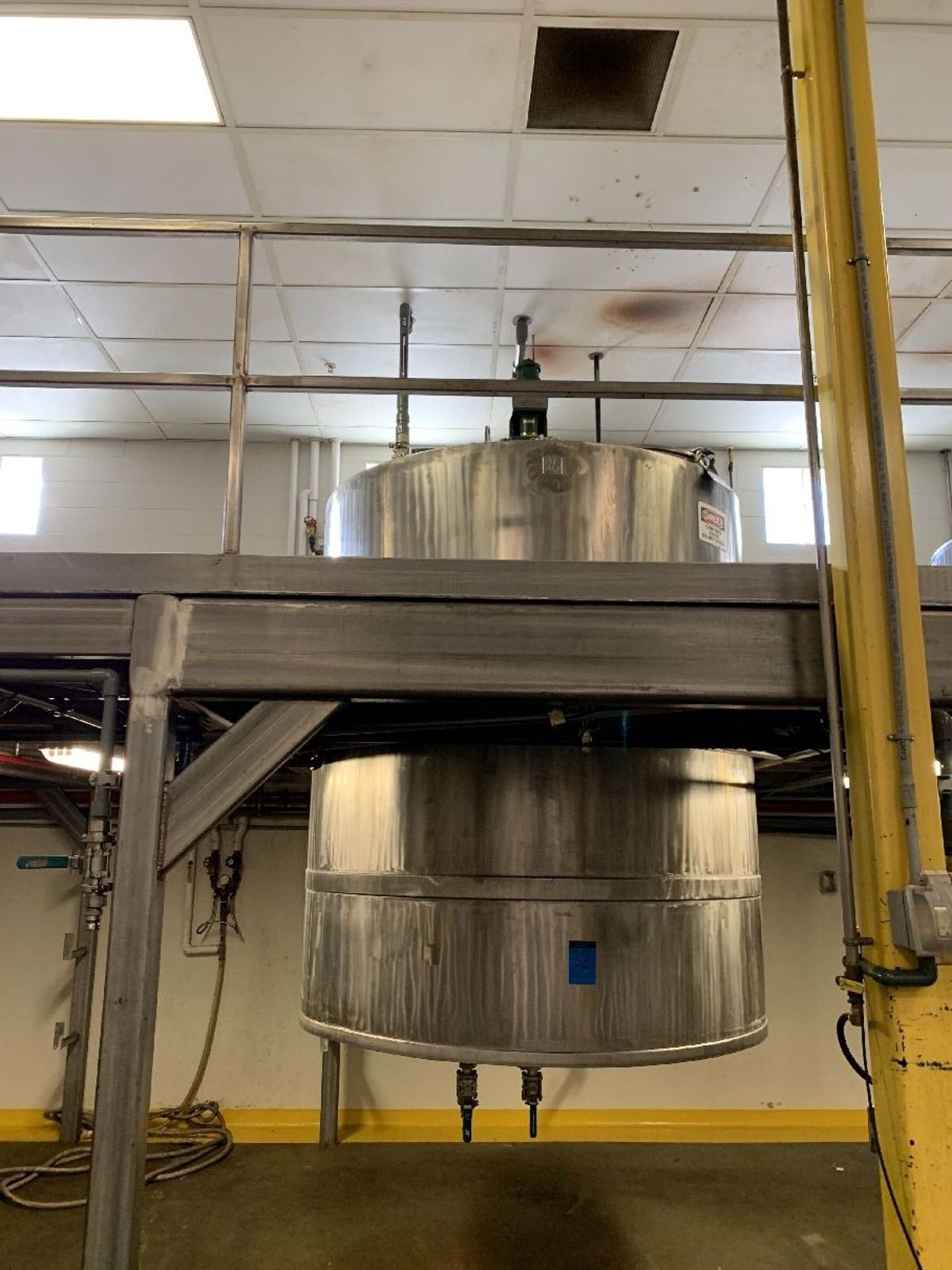 2,500 GALLON STAINLESS STEEL MIX TANK WITH LIGHTNIN MODEL X5QS300A AGITATOR, TAB MO | Rig Fee: $2250 - Image 2 of 9