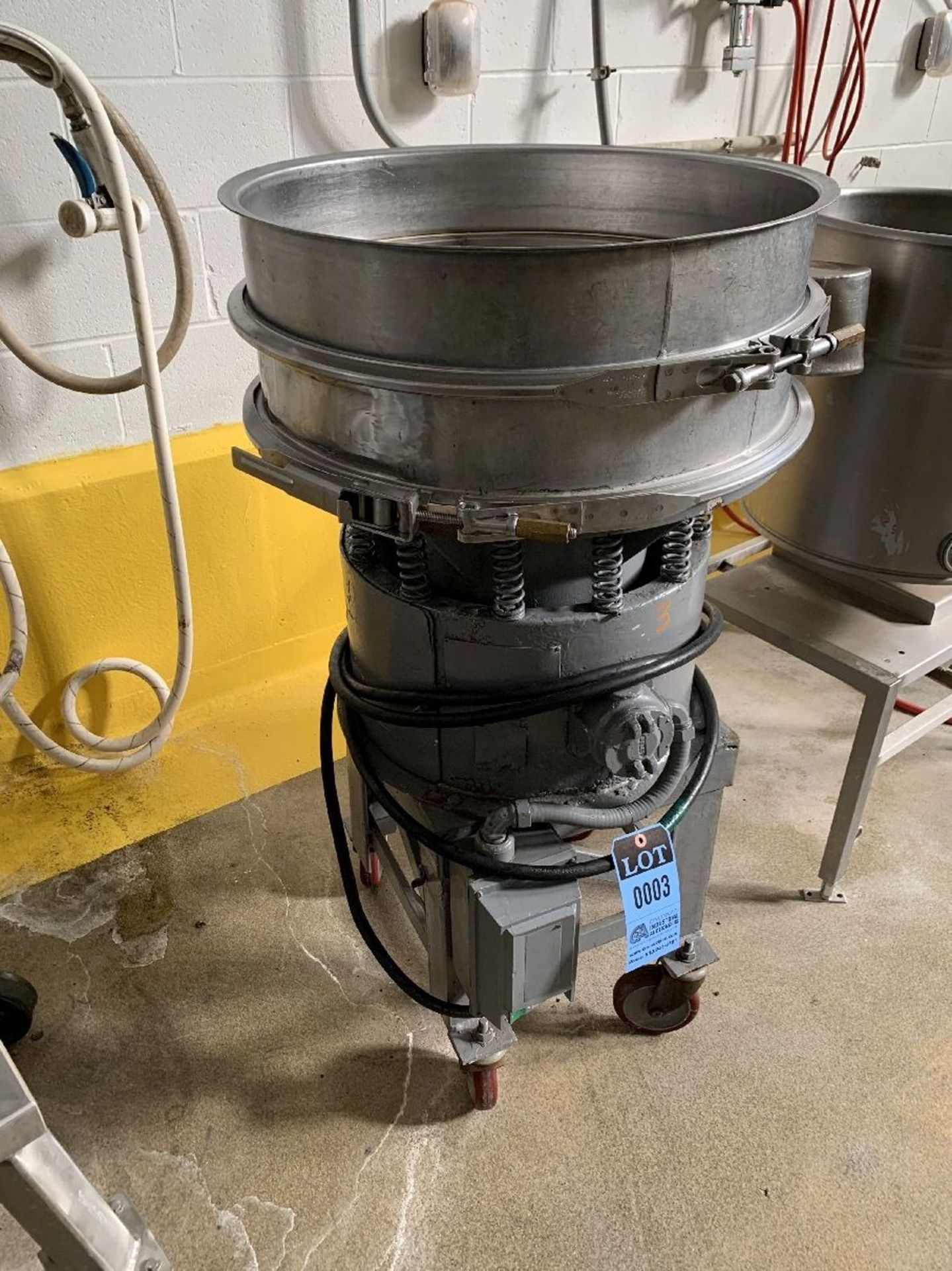 24" SWECO SIFTER MODEL L PORTABLE VIBRATORY SIFTER; S/N N/A | Rig Fee: $150 - Image 2 of 5