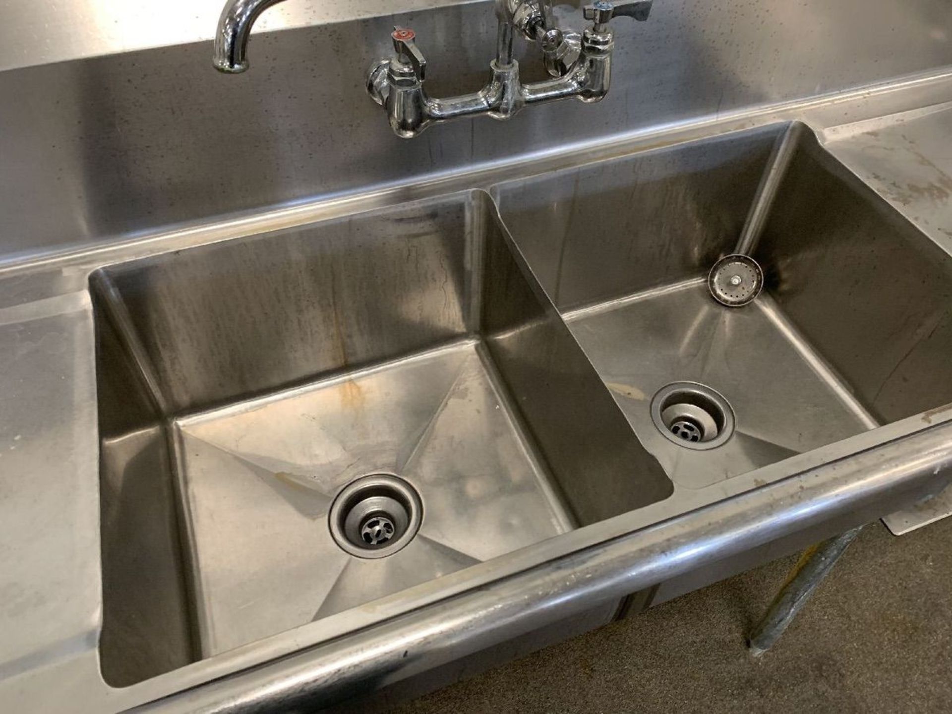 24" X 72" X 37" HIGH GREEN WORLD MODEL TSA-2-D1 STAINLESS STEEL TWO-BOWL SINK | Rig Fee: $100 - Image 3 of 4