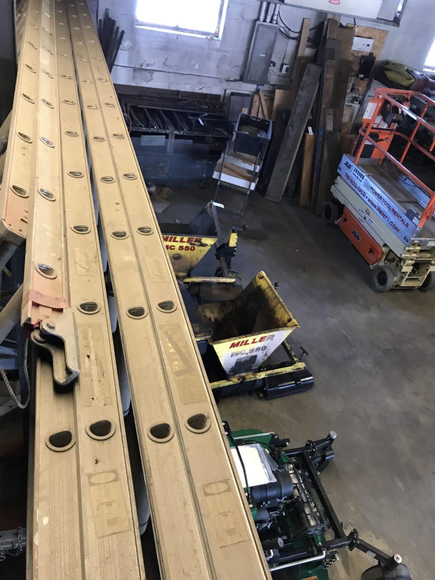 Approx. 32' Aluminum Extension Ladder