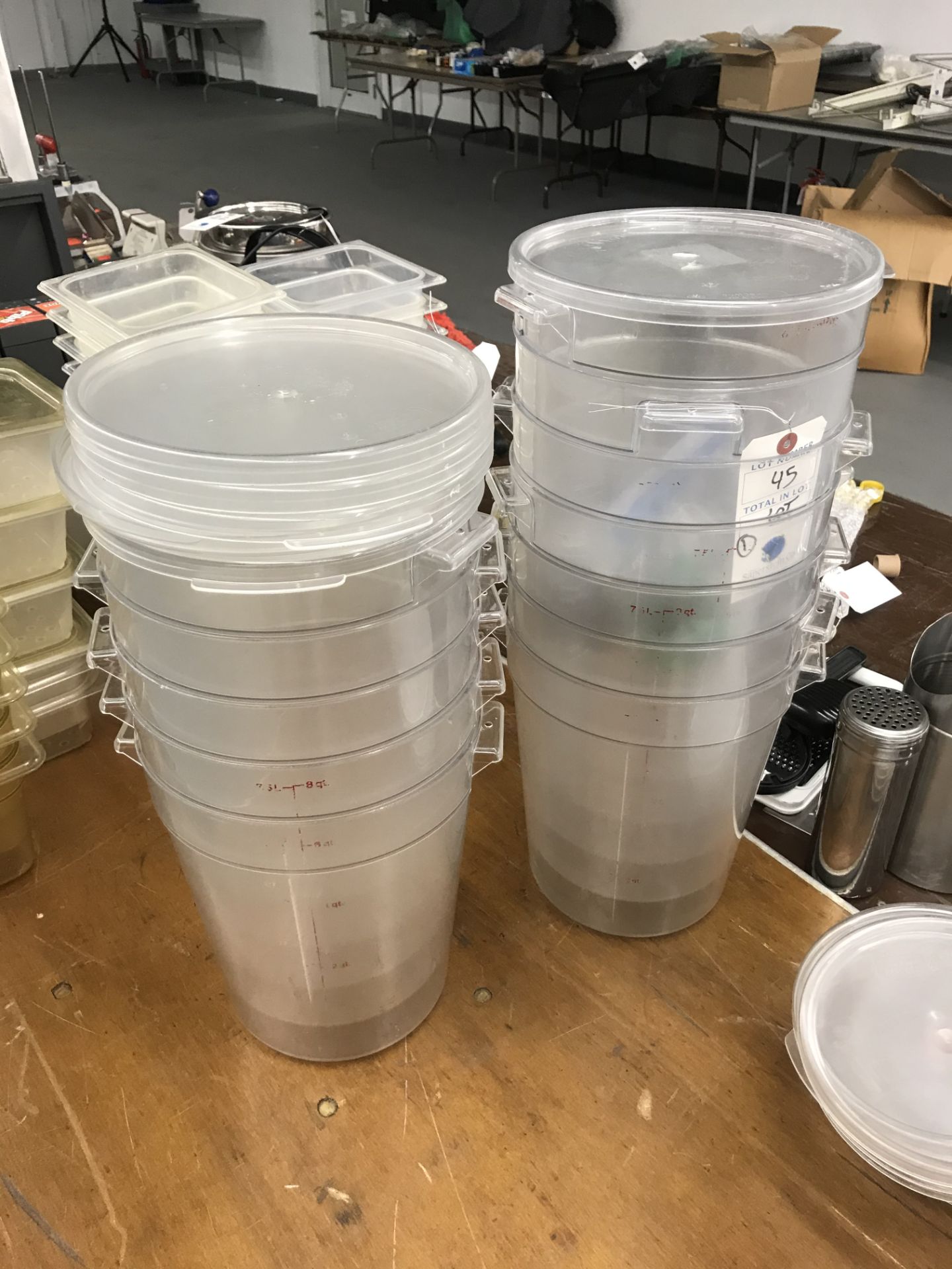 (Lot) (10) 8 quart containers w/ 6 lids