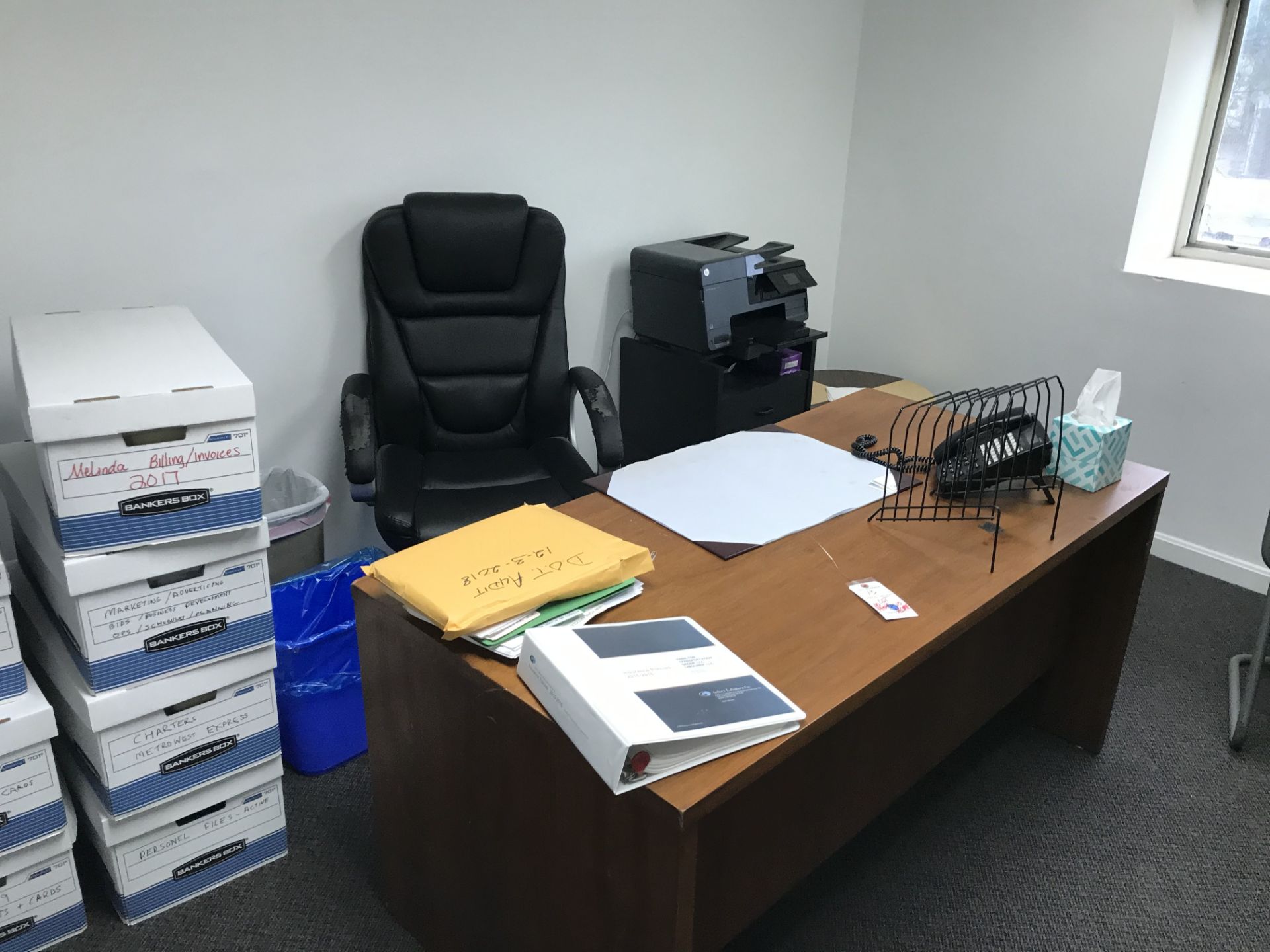 {LOT} In Office c/o: Desk, Table, Chairs, HP All in One (NO RECORDS & NO PHONE)