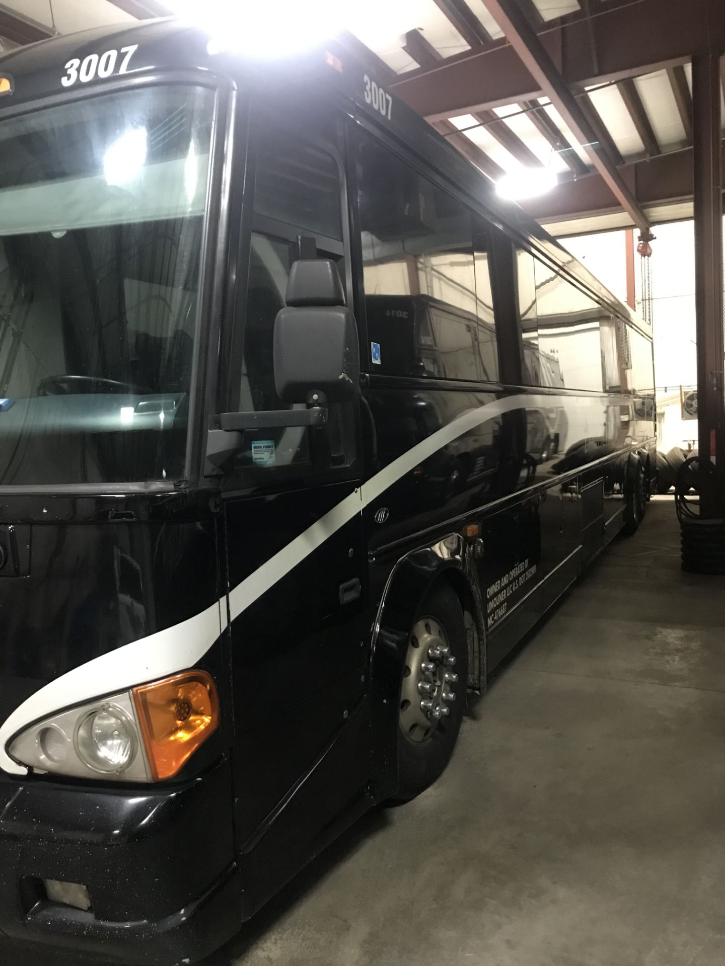 2008 MCI #D4500, 28 Passenger Custom Interior 2 Plus 1 Seating, Cummins ISM Engine, Allison Auto - Image 2 of 7