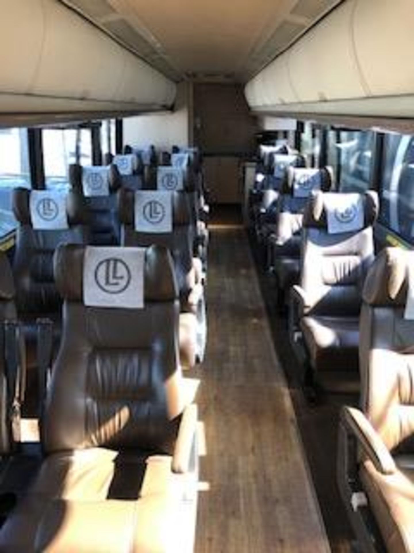 2015 MCI #J4500, 28 Passenger Custom Interior 2 Plus 1 Seating, Cummins ISX Engine, Allison Auto - Image 16 of 24