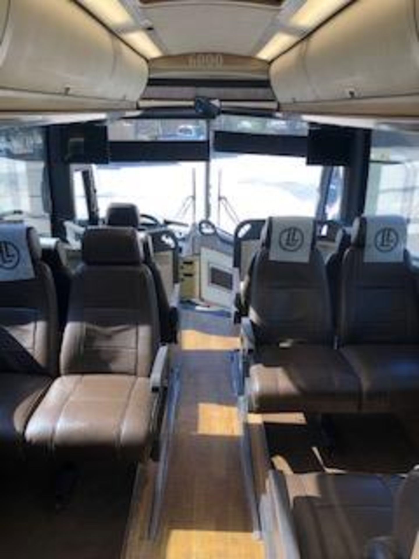 2015 MCI #J4500, 28 Passenger Custom Interior 2 Plus 1 Seating, Cummins ISX Engine, Allison Auto - Image 22 of 24