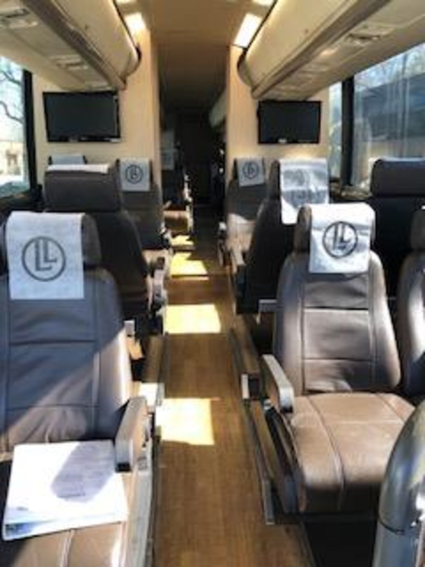 2015 MCI #J4500, 28 Passenger Custom Interior 2 Plus 1 Seating, Cummins ISX Engine, Allison Auto - Image 15 of 24