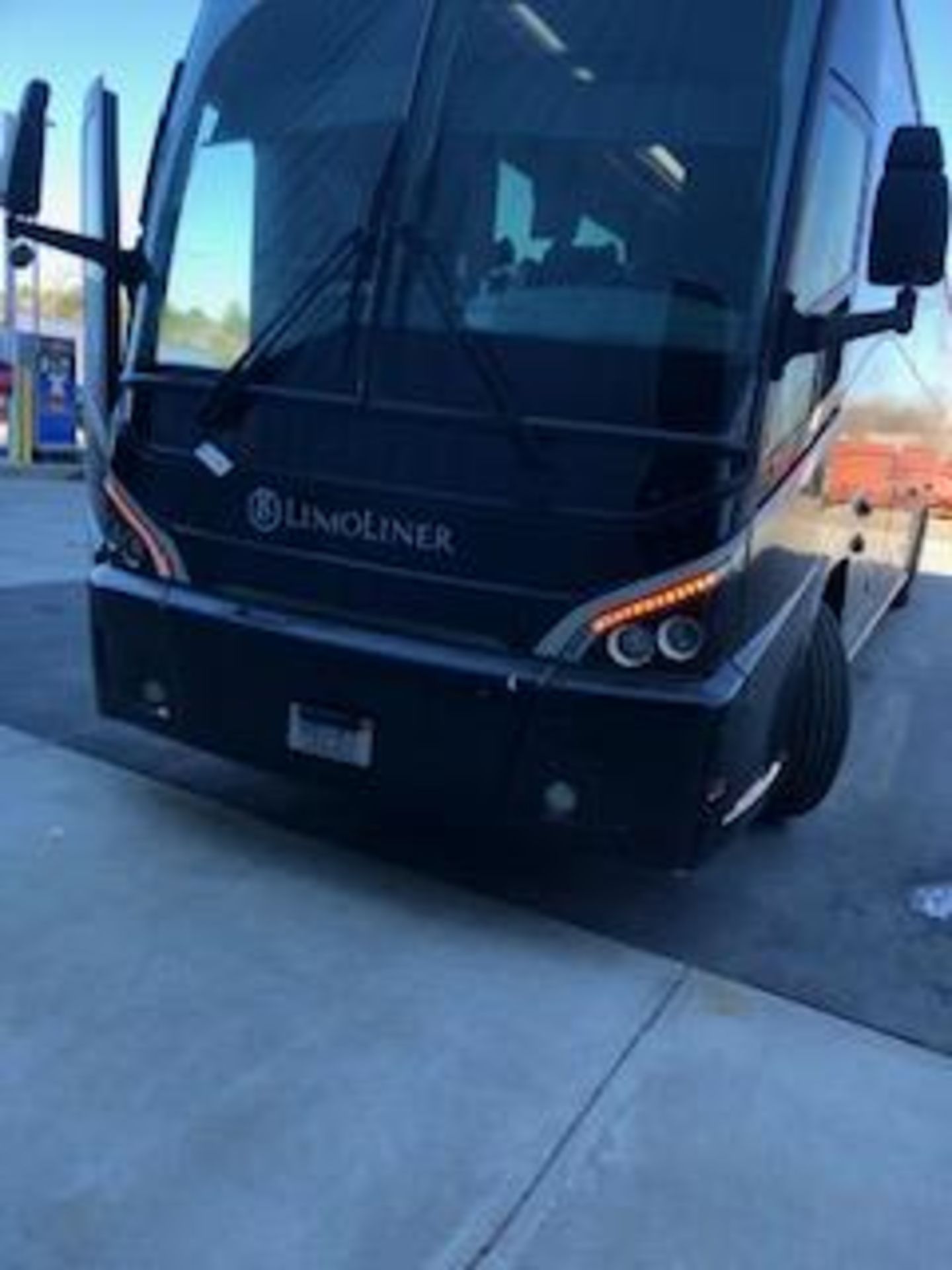 2015 MCI #J4500, 28 Passenger Custom Interior 2 Plus 1 Seating, Cummins ISX Engine, Allison Auto - Image 2 of 24